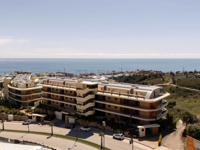 Brand new and presented in immaculate condition, this beautiful corner apartment is located in the sought-after Valley Collection in the popular Higuerón area.