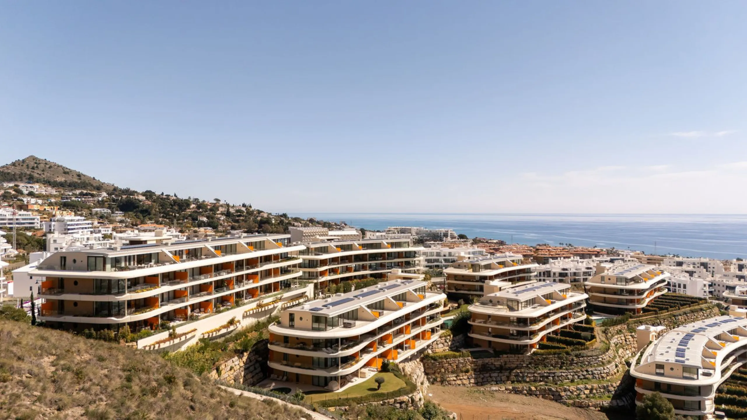 Brand new and presented in immaculate condition, this beautiful corner apartment is located in the sought-after Valley Collection in the popular Higuerón area.