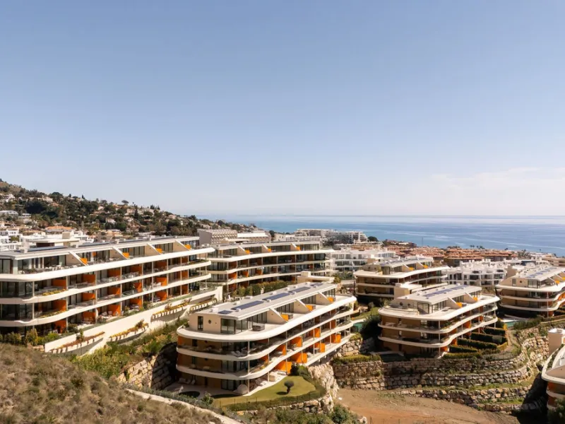 Brand new and presented in immaculate condition, this beautiful corner apartment is located in the sought-after Valley Collection in the popular Higuerón area.
