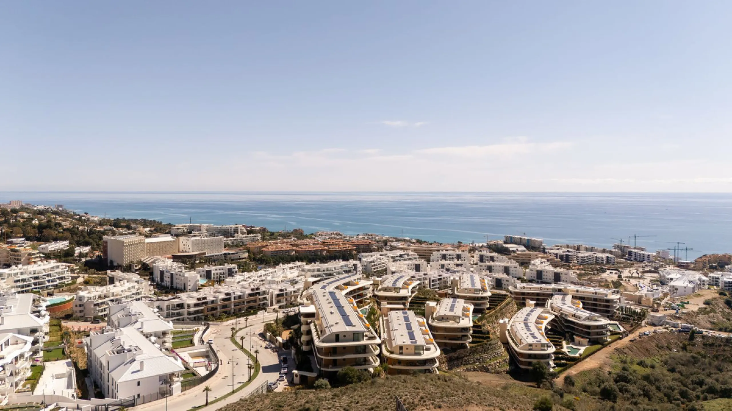 Brand new and presented in immaculate condition, this beautiful corner apartment is located in the sought-after Valley Collection in the popular Higuerón area.