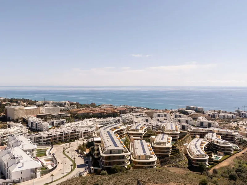 Brand new and presented in immaculate condition, this beautiful corner apartment is located in the sought-after Valley Collection in the popular Higuerón area.