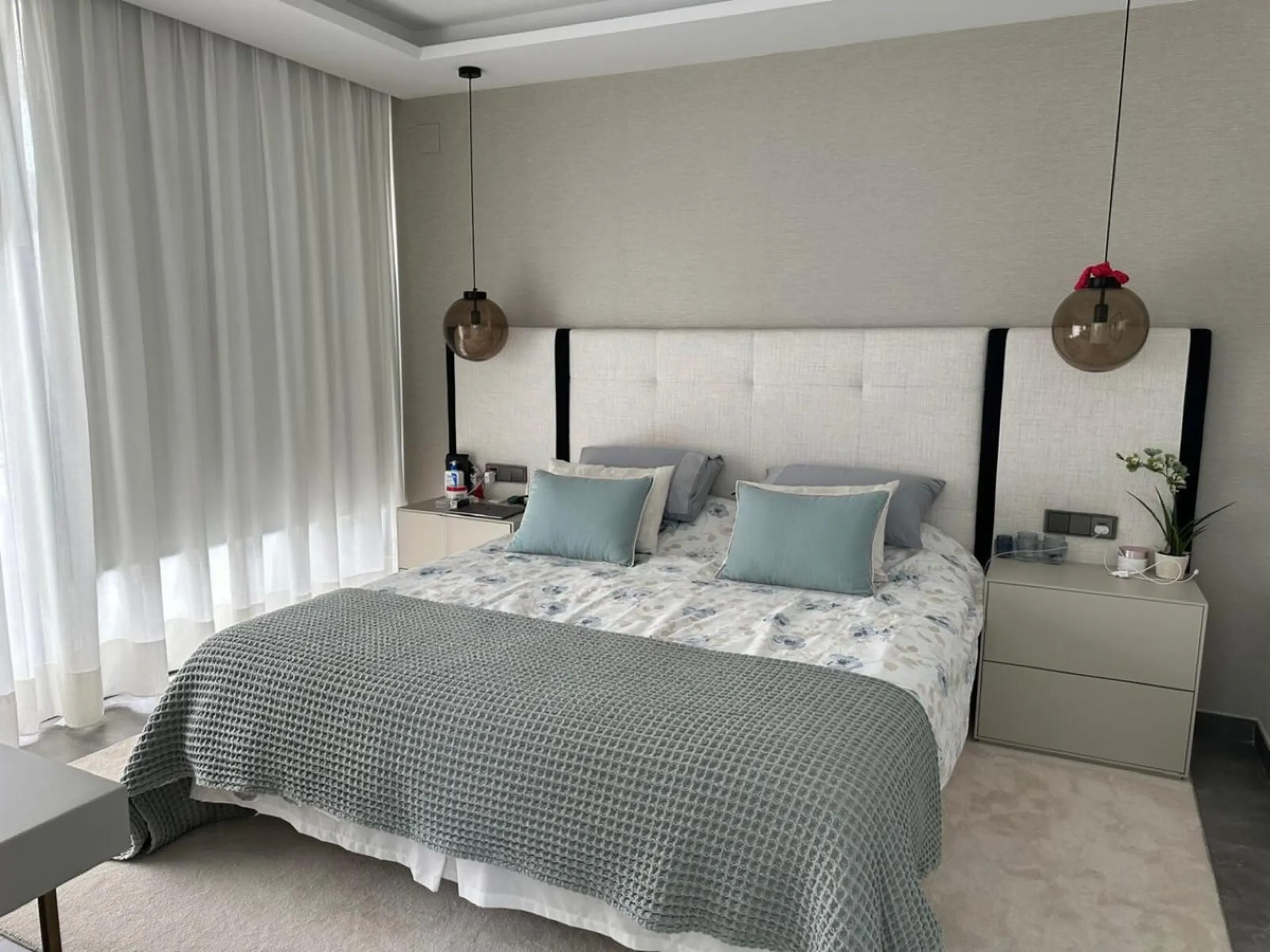 This stylish semi-detached villa is located in an exclusive gated community just a short walk from the beach and only minutes away from Puerto Banús.