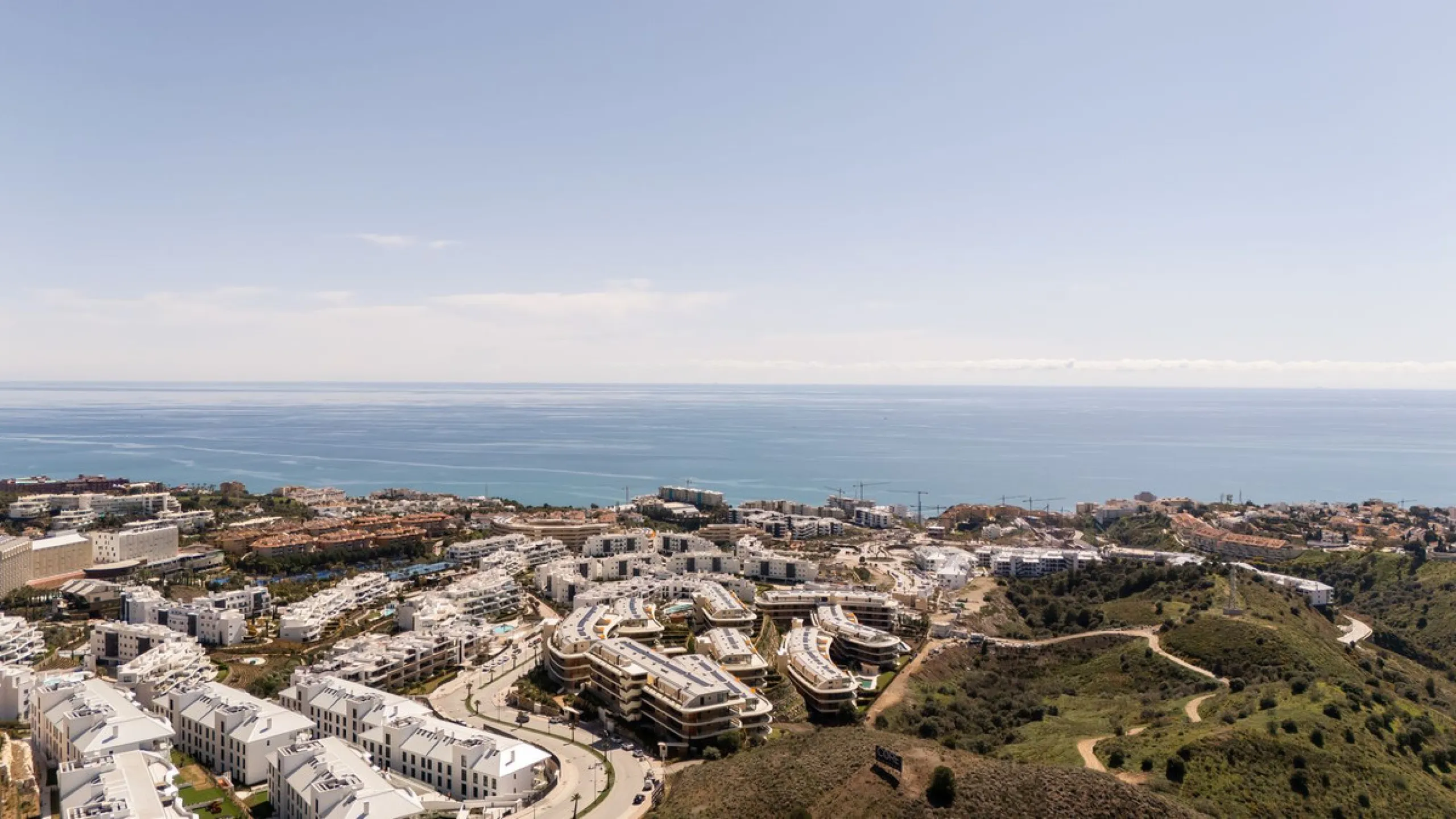 Brand new and presented in immaculate condition, this beautiful corner apartment is located in the sought-after Valley Collection in the popular Higuerón area.