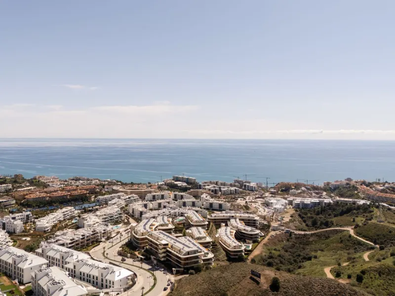 Brand new and presented in immaculate condition, this beautiful corner apartment is located in the sought-after Valley Collection in the popular Higuerón area.