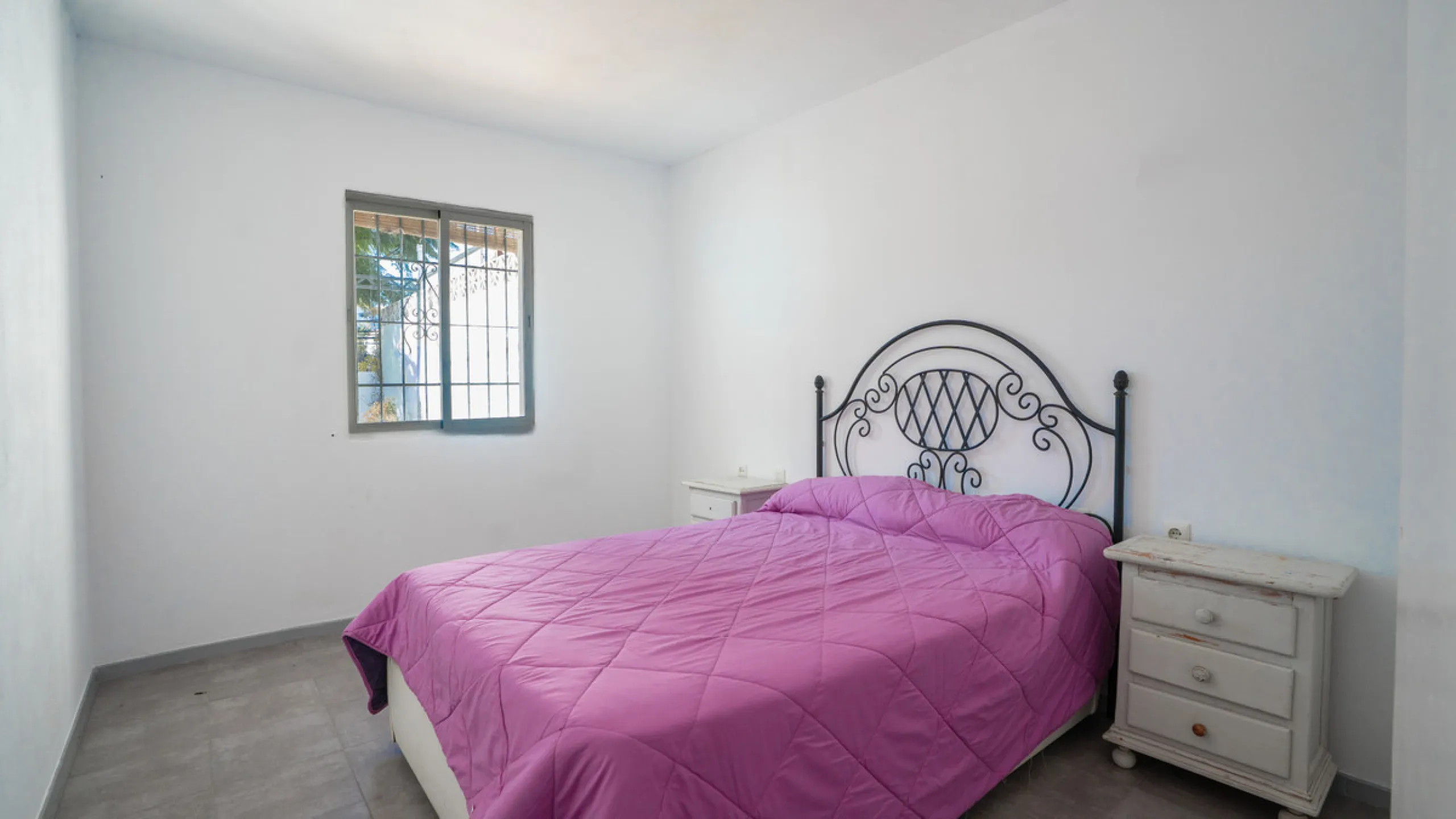 This delightful finca presents a rare opportunity for those seeking a charming retreat on the Costa del Sol. With its inviting atmosphere and potential for personalisation, this property is perfect for buyers looking to create their own haven in a sought-