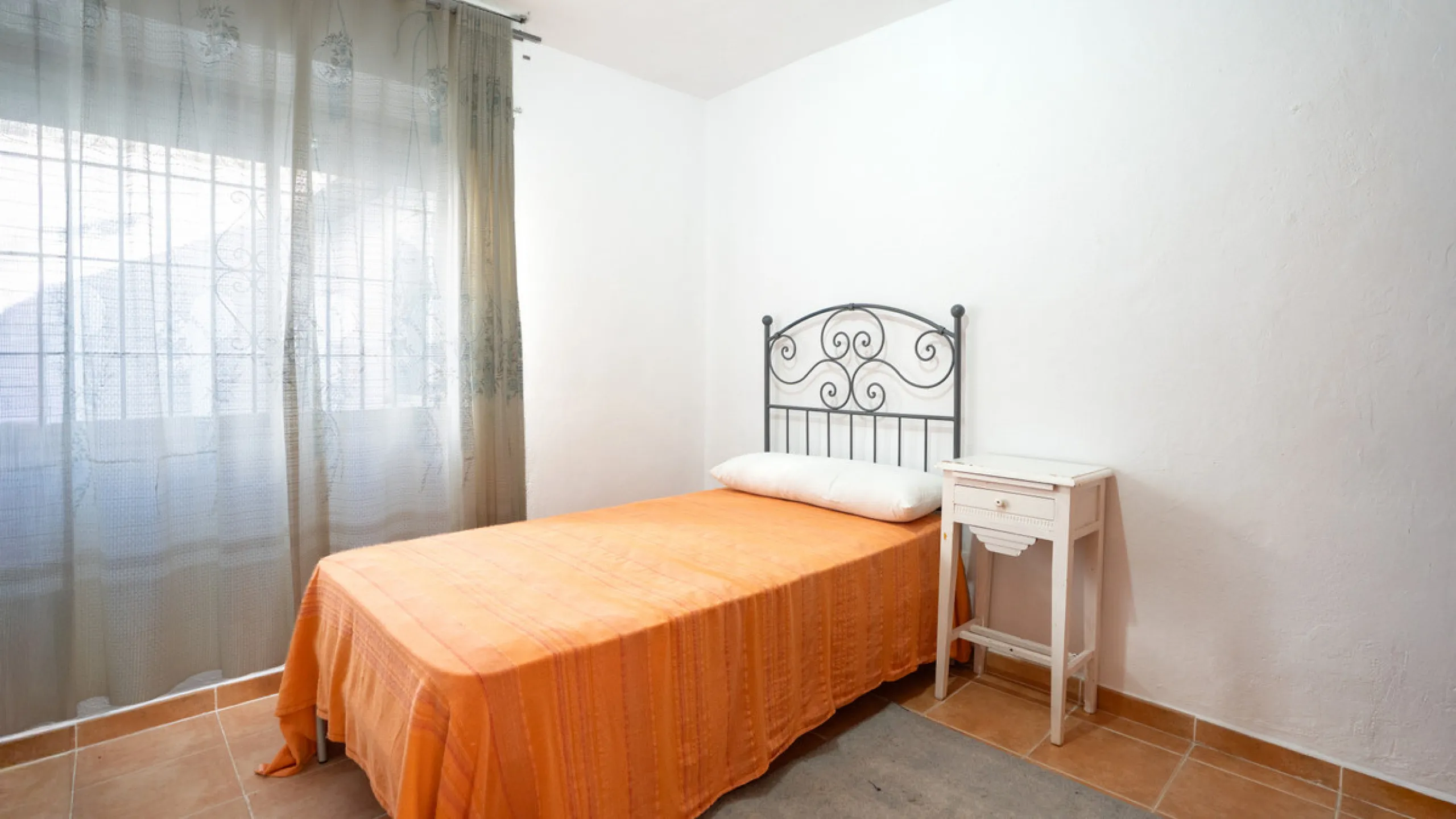 This delightful finca presents a rare opportunity for those seeking a charming retreat on the Costa del Sol. With its inviting atmosphere and potential for personalisation, this property is perfect for buyers looking to create their own haven in a sought-