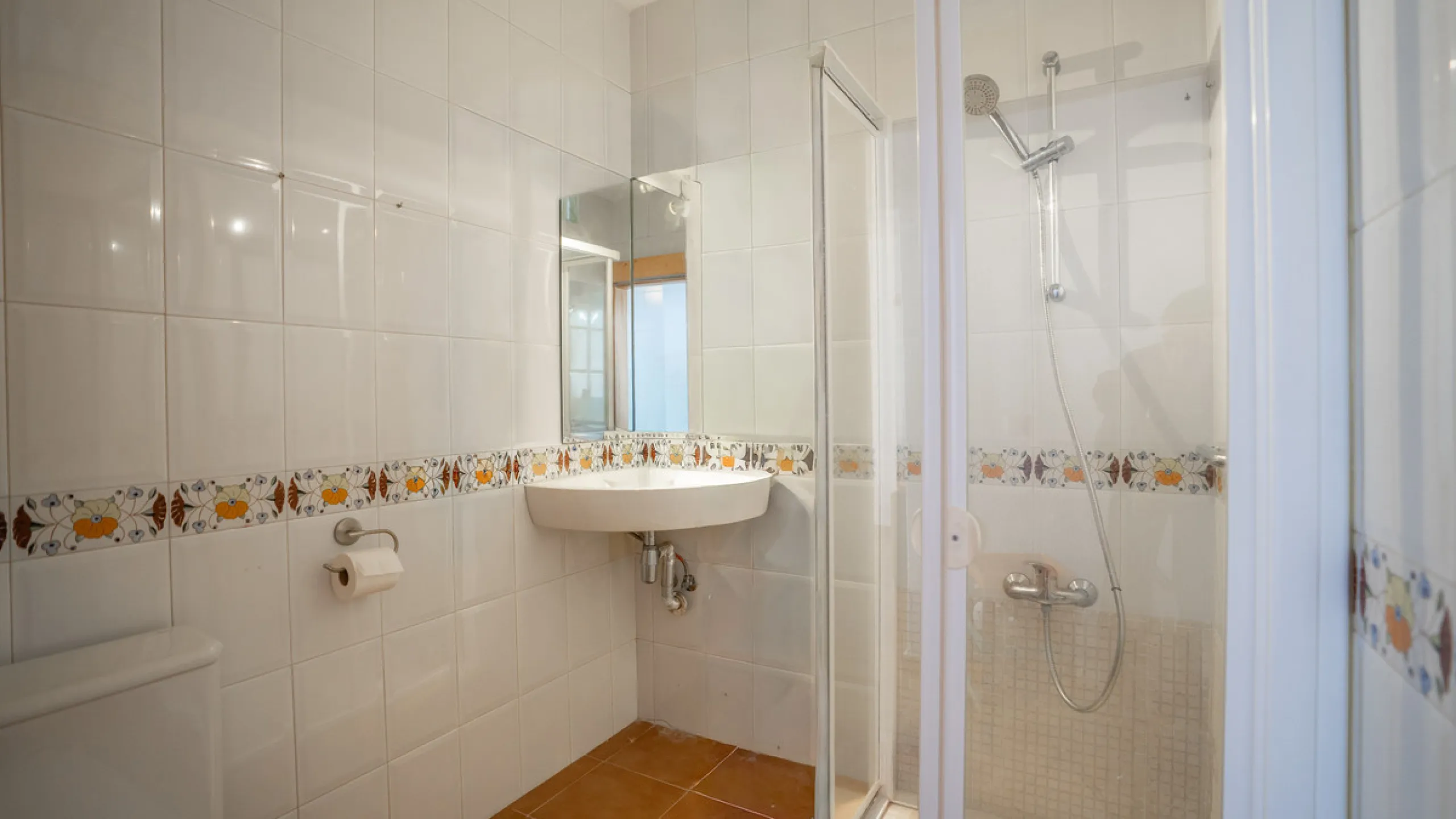 This delightful finca presents a rare opportunity for those seeking a charming retreat on the Costa del Sol. With its inviting atmosphere and potential for personalisation, this property is perfect for buyers looking to create their own haven in a sought-