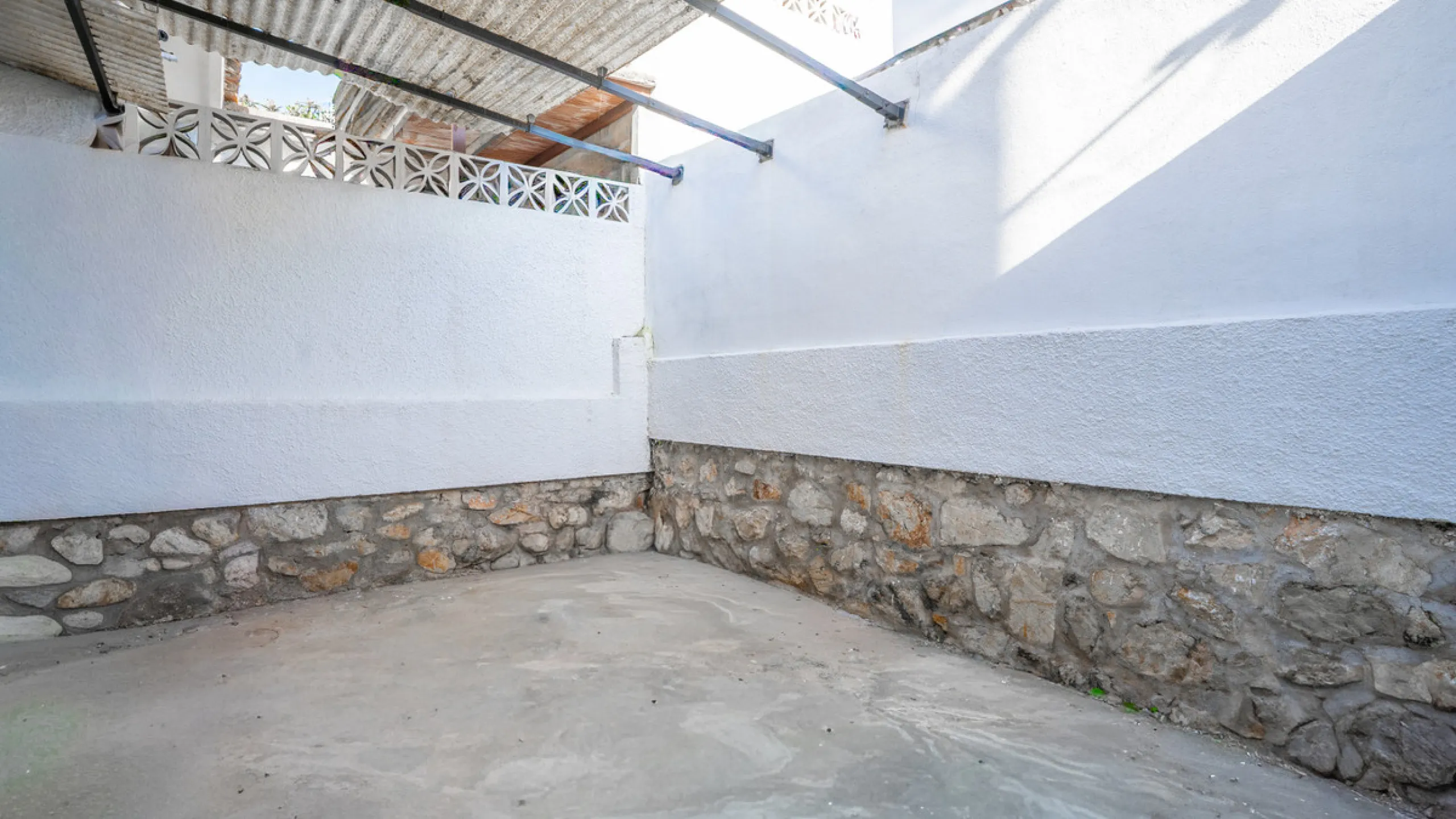 This delightful finca presents a rare opportunity for those seeking a charming retreat on the Costa del Sol. With its inviting atmosphere and potential for personalisation, this property is perfect for buyers looking to create their own haven in a sought-