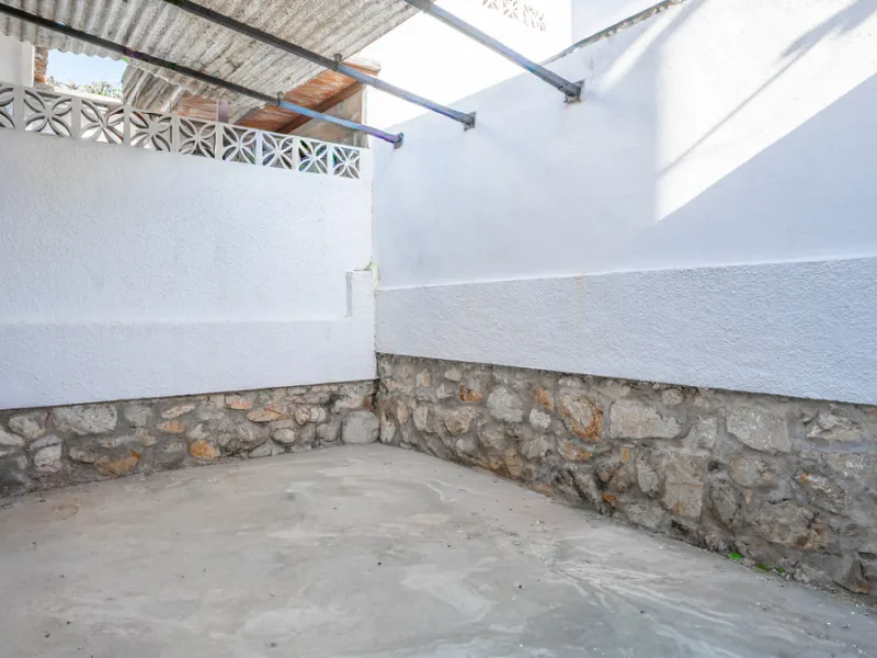 This delightful finca presents a rare opportunity for those seeking a charming retreat on the Costa del Sol. With its inviting atmosphere and potential for personalisation, this property is perfect for buyers looking to create their own haven in a sought-
