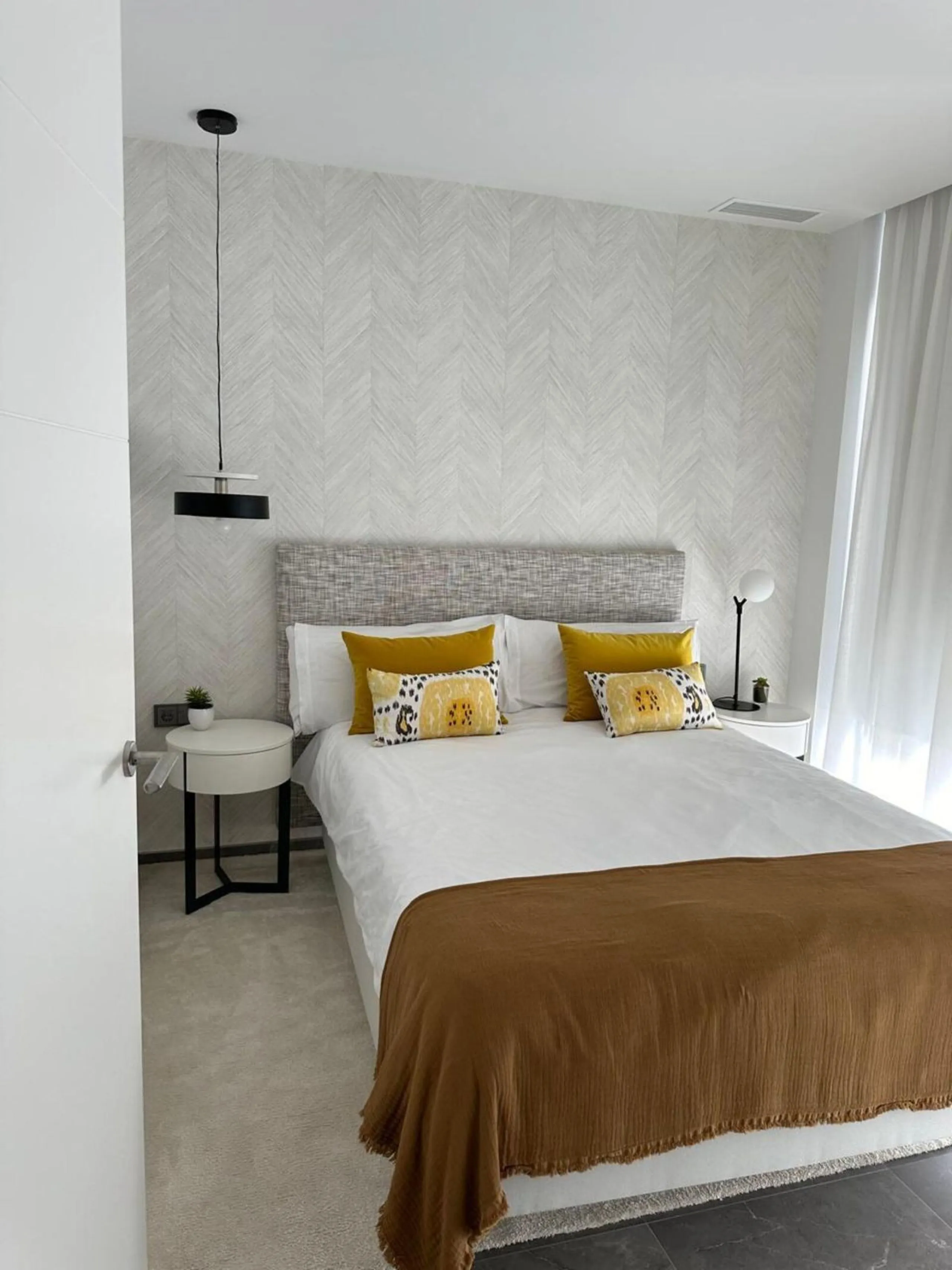 This stylish semi-detached villa is located in an exclusive gated community just a short walk from the beach and only minutes away from Puerto Banús.