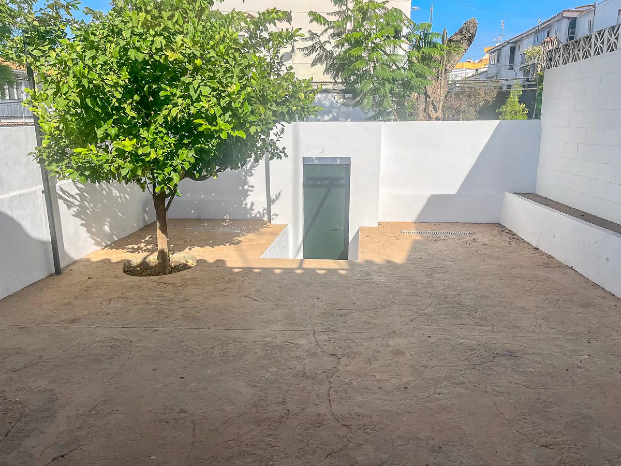 This delightful finca presents a rare opportunity for those seeking a charming retreat on the Costa del Sol. With its inviting atmosphere and potential for personalisation, this property is perfect for buyers looking to create their own haven in a sought-