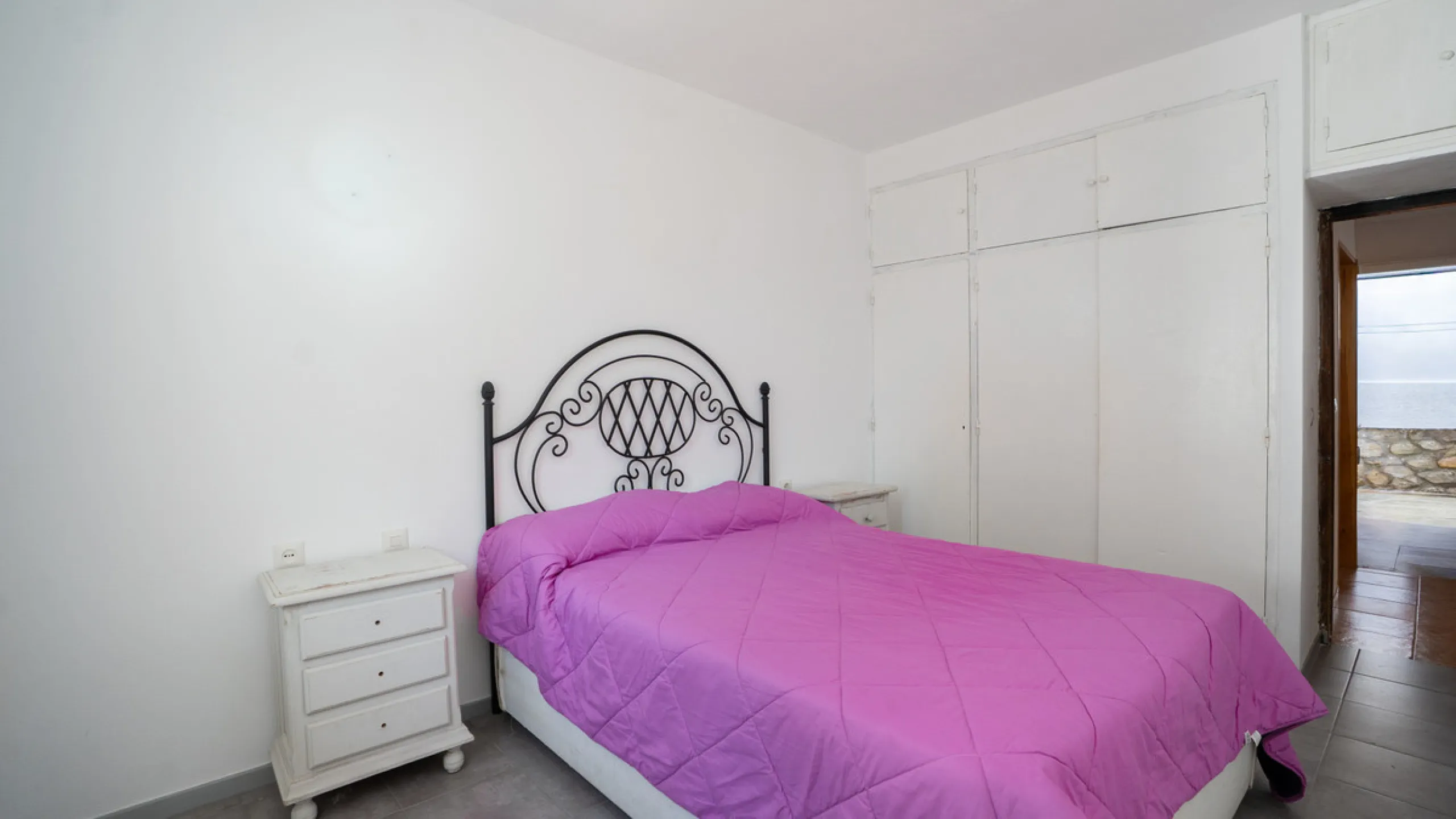 This delightful finca presents a rare opportunity for those seeking a charming retreat on the Costa del Sol. With its inviting atmosphere and potential for personalisation, this property is perfect for buyers looking to create their own haven in a sought-