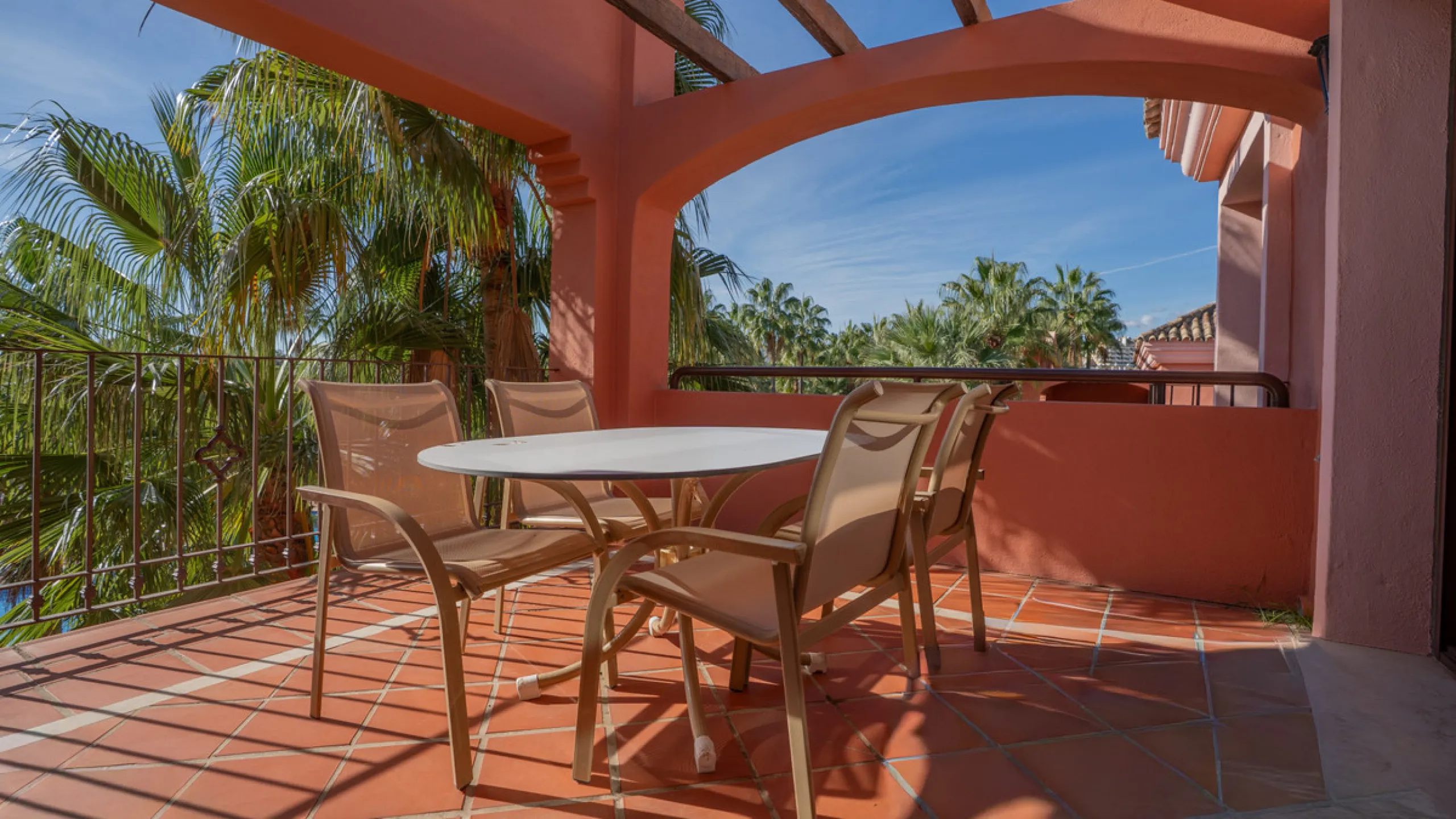 Apartment - Penthouse в продаже в Marbella, Málaga. В доме 2 спален и 2 ванных комнат. Площадь дома 200 м²
