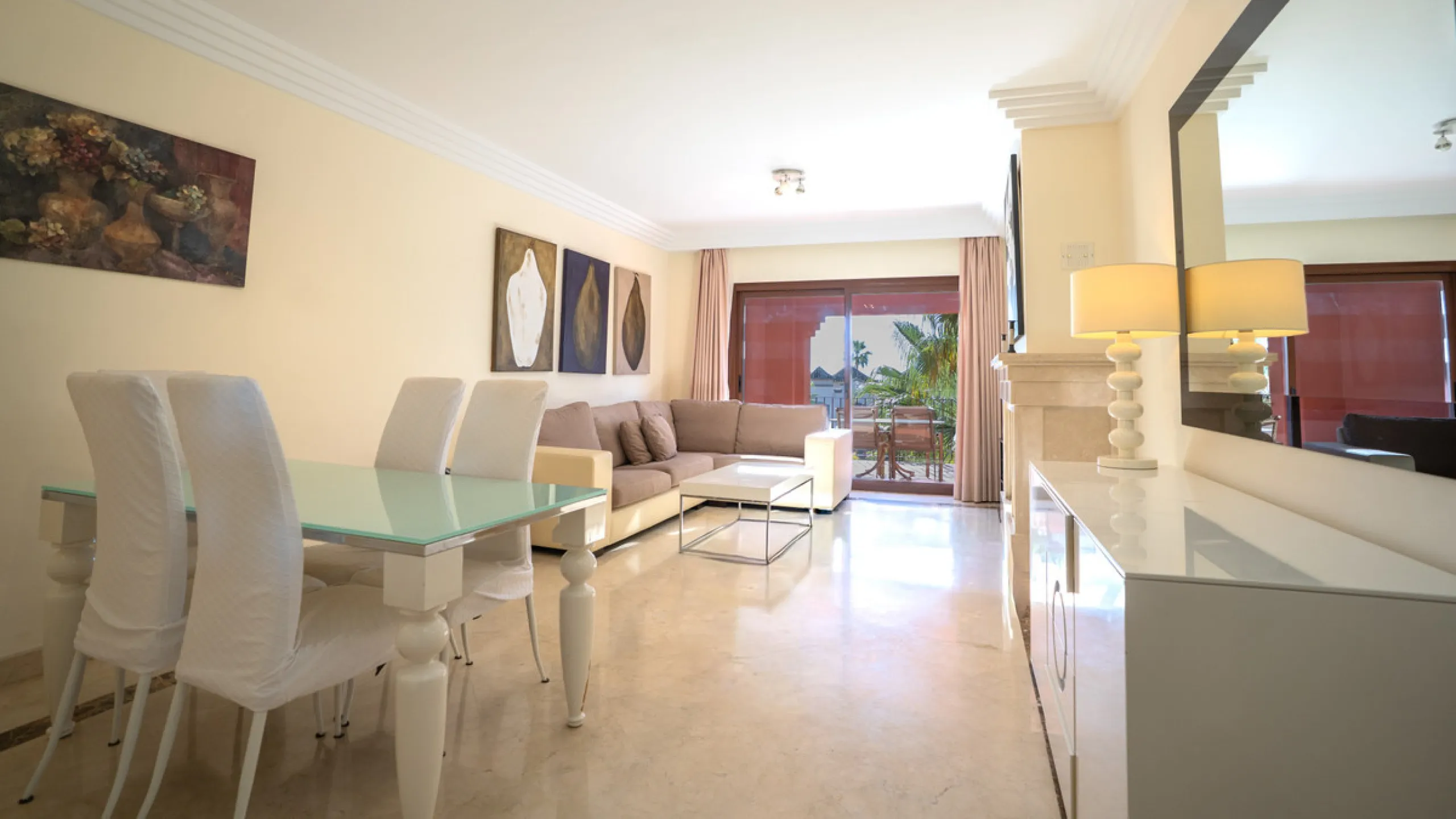 Apartment - Penthouse в продаже в Marbella, Málaga. В доме 2 спален и 2 ванных комнат. Площадь дома 200 м²
