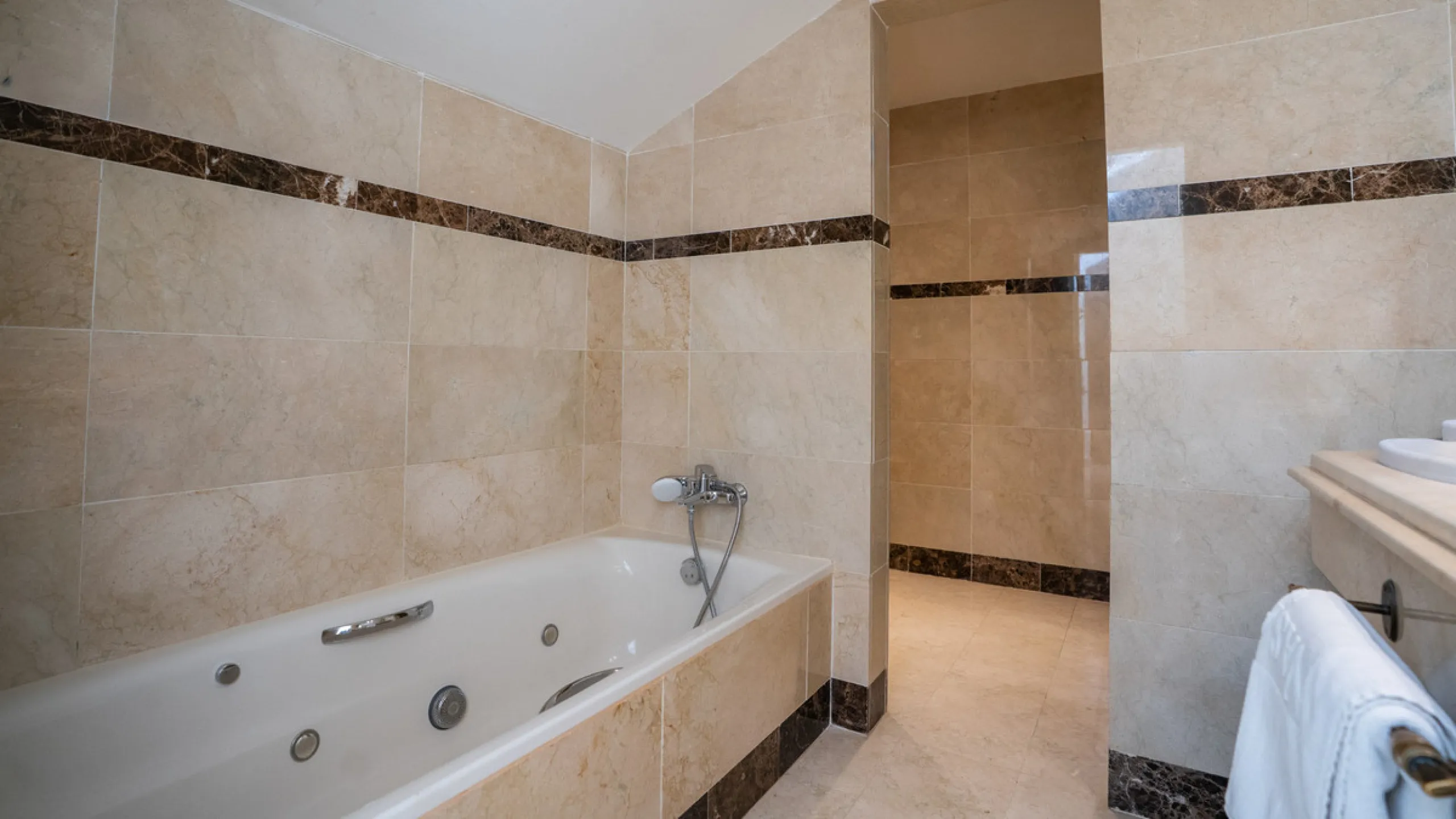 Apartment - Penthouse в продаже в Marbella, Málaga. В доме 2 спален и 2 ванных комнат. Площадь дома 200 м²