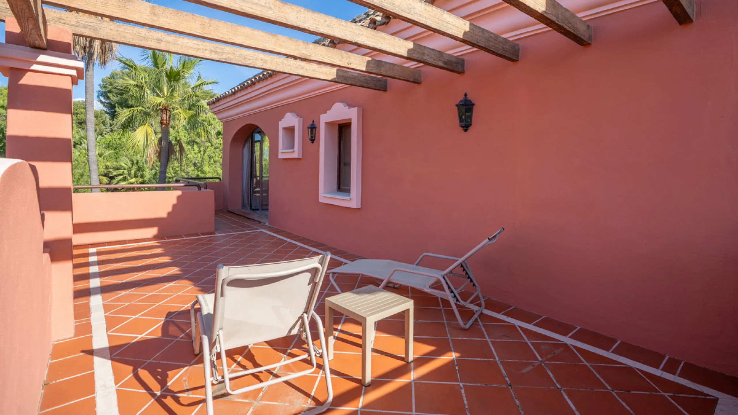 Apartment - Penthouse в продаже в Marbella, Málaga. В доме 2 спален и 2 ванных комнат. Площадь дома 200 м²