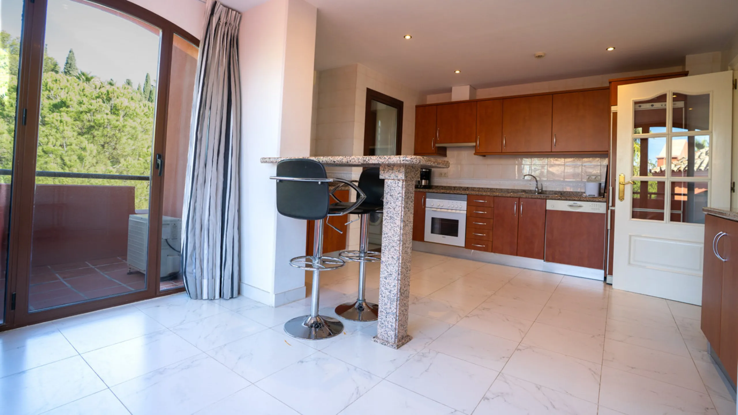 Apartment - Penthouse в продаже в Marbella, Málaga. В доме 2 спален и 2 ванных комнат. Площадь дома 200 м²