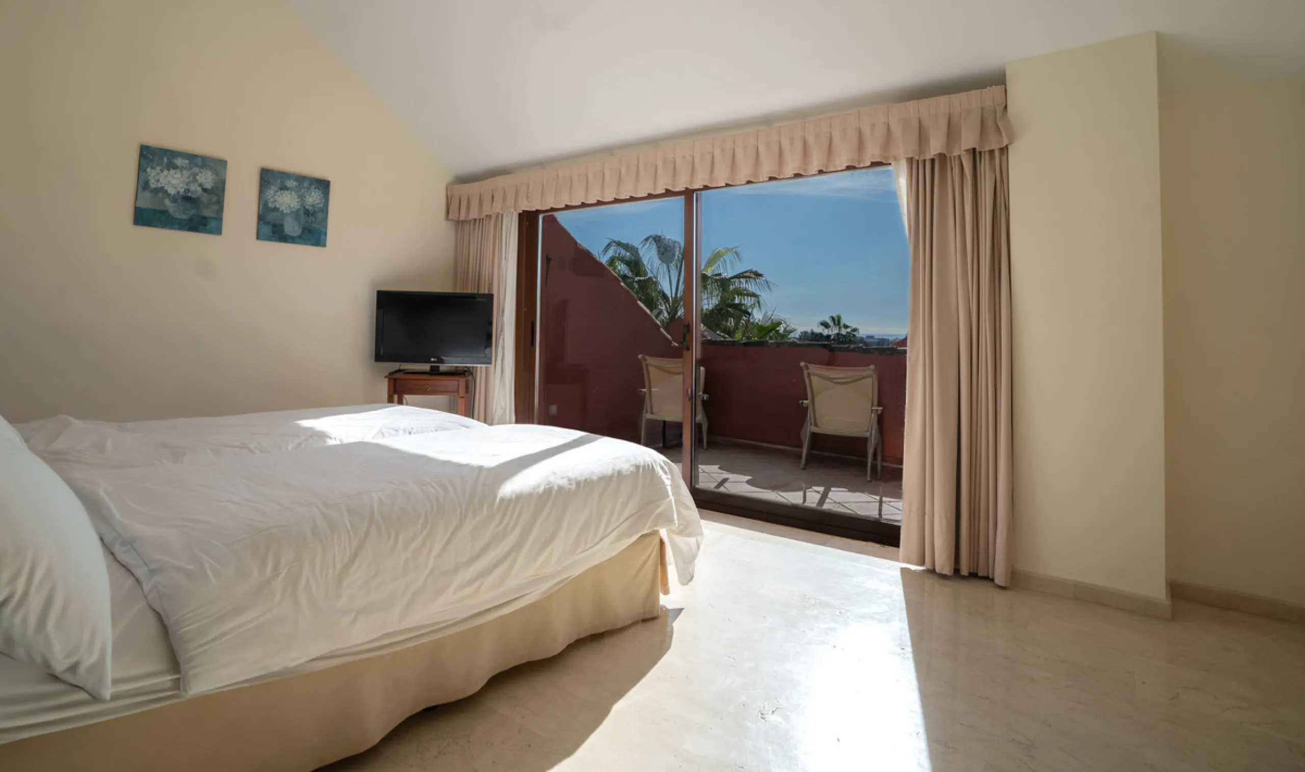 Apartment - Penthouse в продаже в Marbella, Málaga. В доме 2 спален и 2 ванных комнат. Площадь дома 200 м²