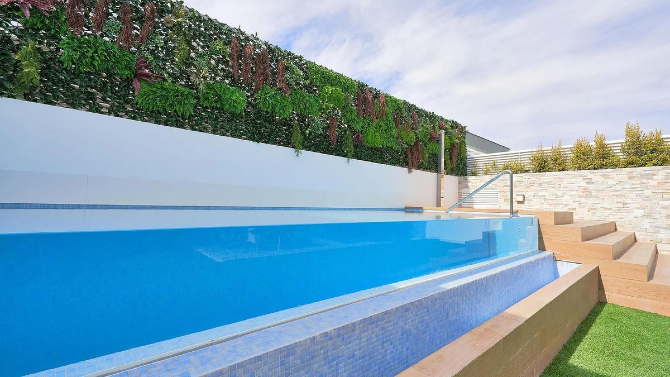 This stylish semi-detached villa is located in an exclusive gated community just a short walk from the beach and only minutes away from Puerto Banús.
