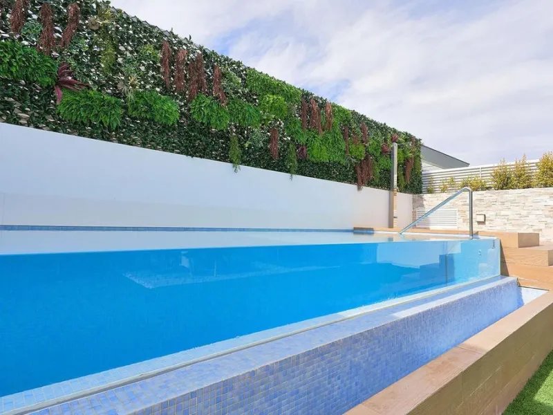 This stylish semi-detached villa is located in an exclusive gated community just a short walk from the beach and only minutes away from Puerto Banús.