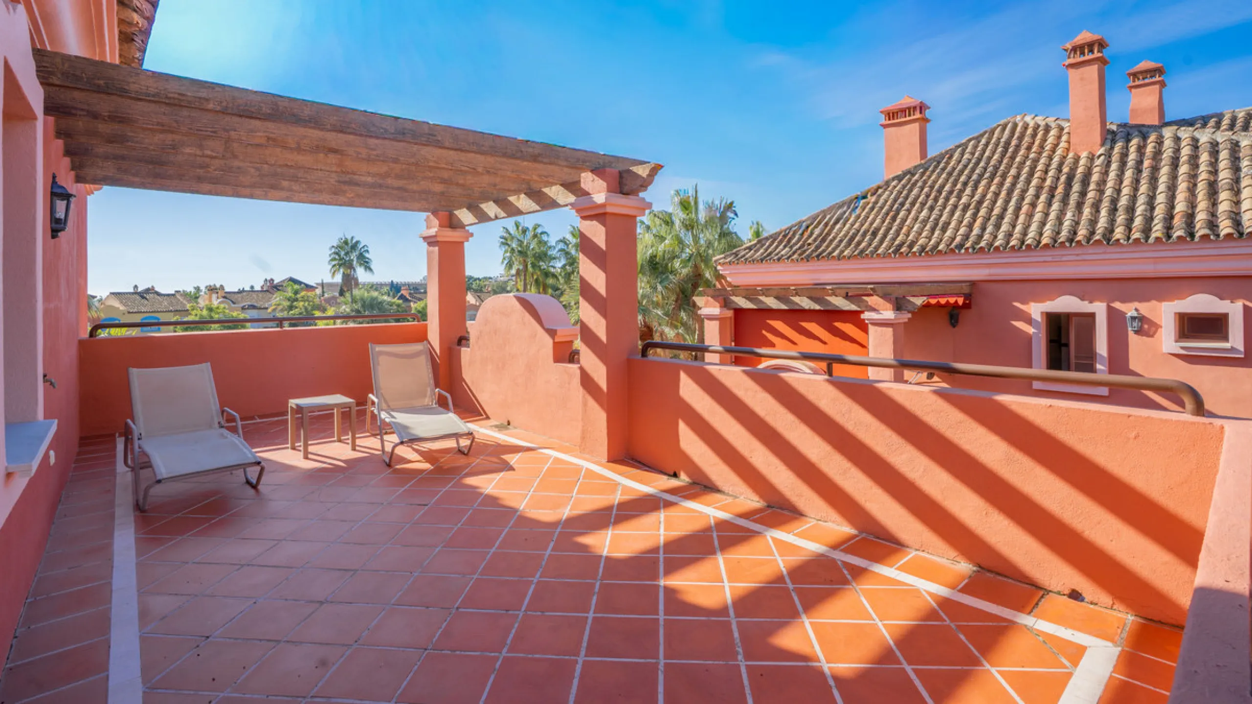Apartment - Penthouse в продаже в Marbella, Málaga. В доме 2 спален и 2 ванных комнат. Площадь дома 200 м²