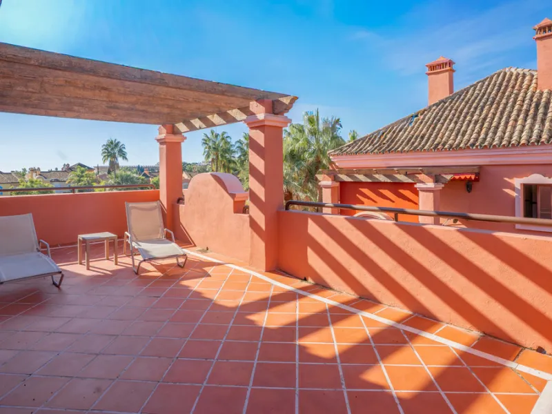 Apartment - Penthouse в продаже в Marbella, Málaga. В доме 2 спален и 2 ванных комнат. Площадь дома 200 м²