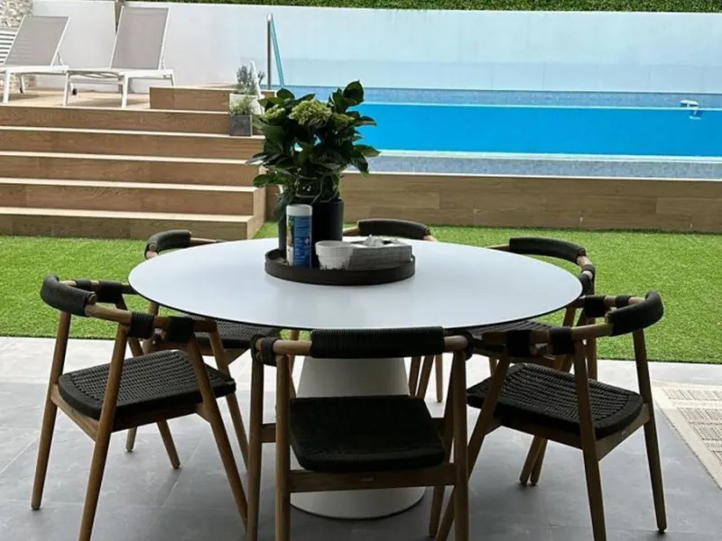 This stylish semi-detached villa is located in an exclusive gated community just a short walk from the beach and only minutes away from Puerto Banús.