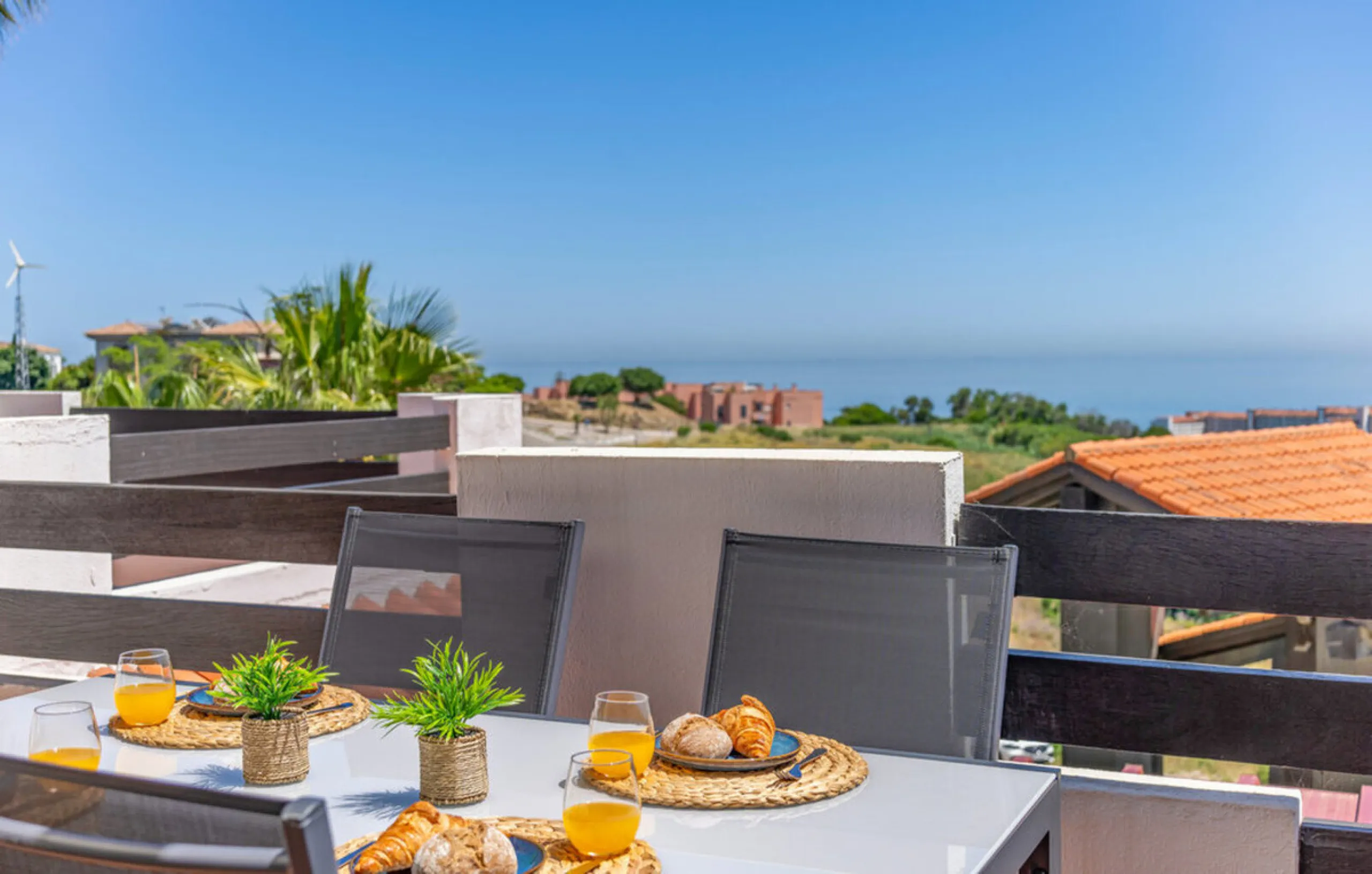 Situated in the well-regarded Vistalmar Duquesa Norte community in Manilva, this totally refurbished apartment combines modern comfort with impressive panoramic sea views. Located within walking distance of the beach, the property offers an ideal setting 