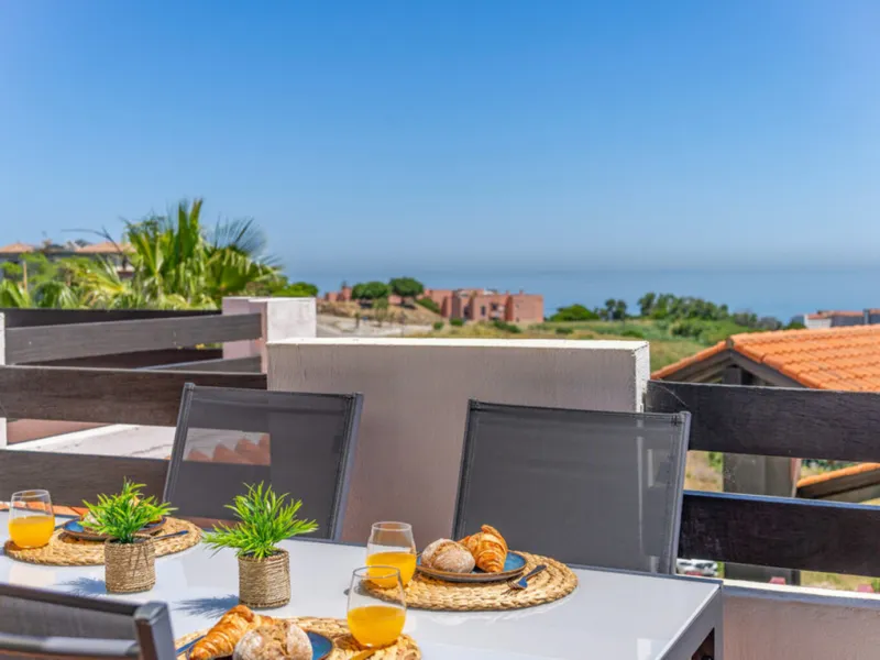 Situated in the well-regarded Vistalmar Duquesa Norte community in Manilva, this totally refurbished apartment combines modern comfort with impressive panoramic sea views. Located within walking distance of the beach, the property offers an ideal setting 