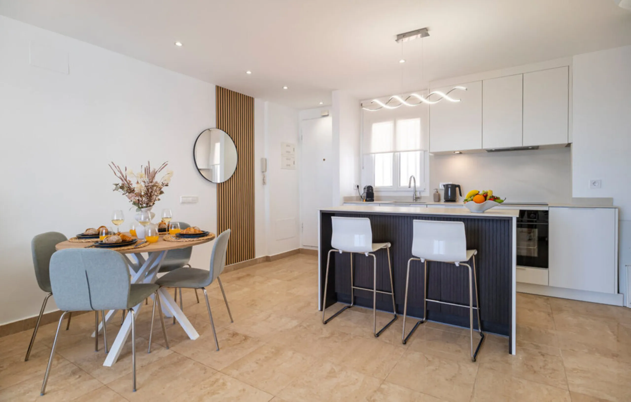 Situated in the well-regarded Vistalmar Duquesa Norte community in Manilva, this totally refurbished apartment combines modern comfort with impressive panoramic sea views. Located within walking distance of the beach, the property offers an ideal setting 