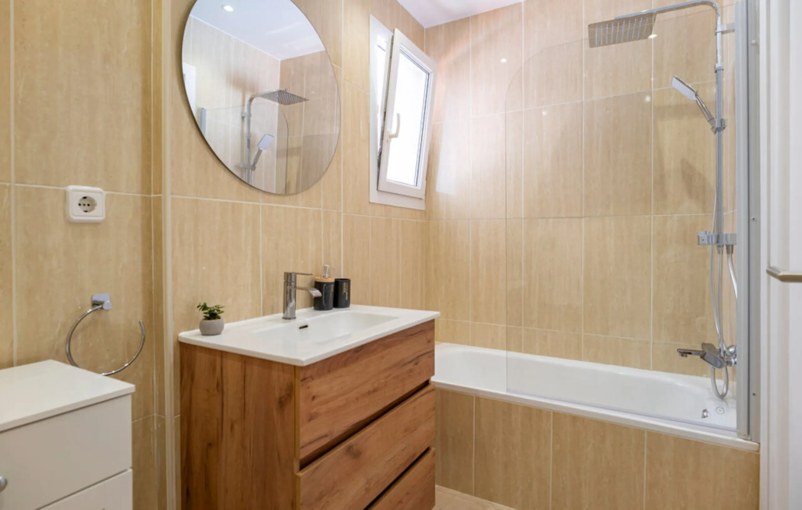 Situated in the well-regarded Vistalmar Duquesa Norte community in Manilva, this totally refurbished apartment combines modern comfort with impressive panoramic sea views. Located within walking distance of the beach, the property offers an ideal setting 