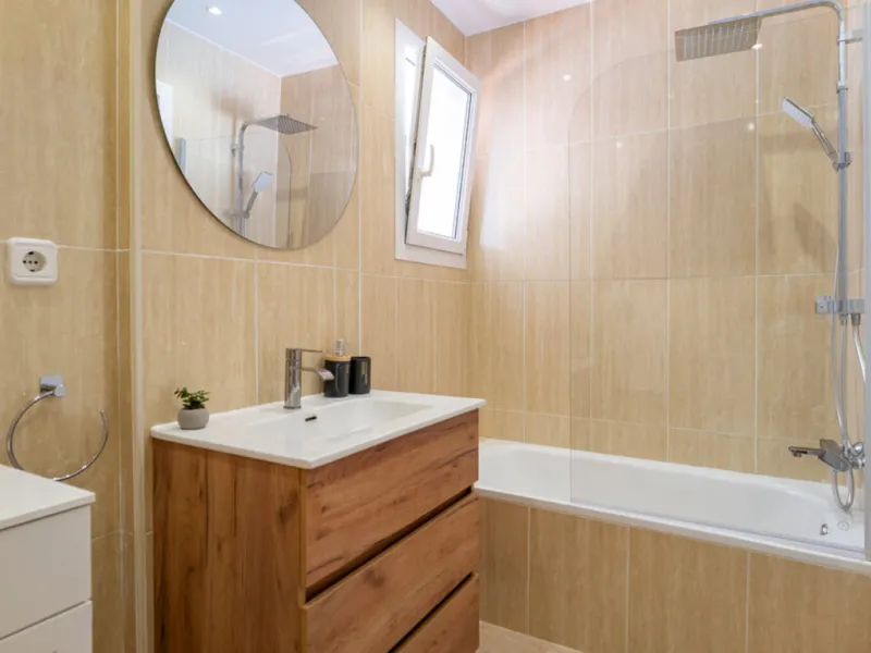 Situated in the well-regarded Vistalmar Duquesa Norte community in Manilva, this totally refurbished apartment combines modern comfort with impressive panoramic sea views. Located within walking distance of the beach, the property offers an ideal setting 