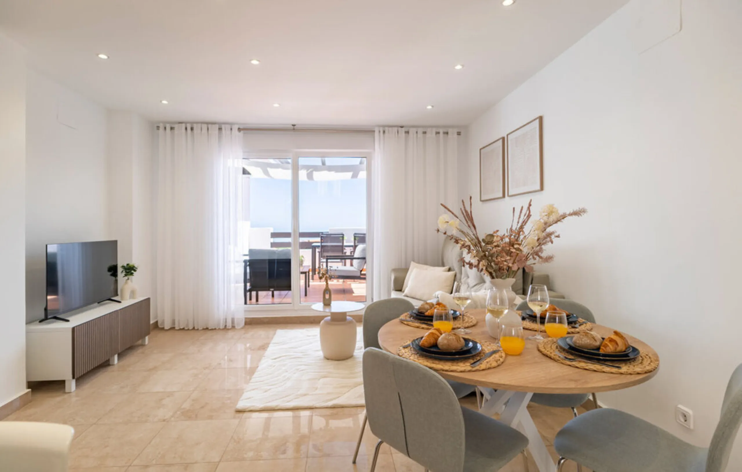 Situated in the well-regarded Vistalmar Duquesa Norte community in Manilva, this totally refurbished apartment combines modern comfort with impressive panoramic sea views. Located within walking distance of the beach, the property offers an ideal setting 
