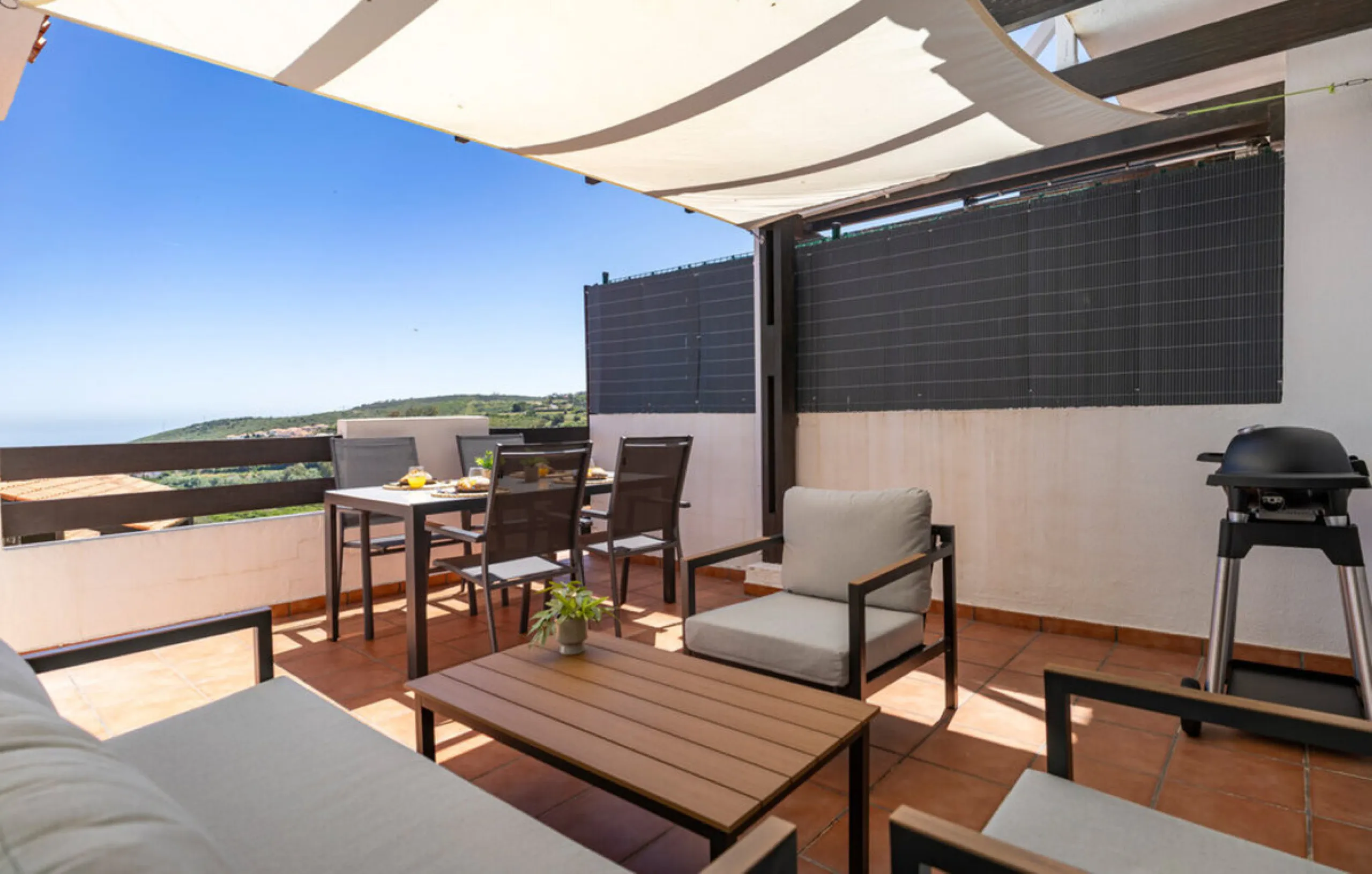 Situated in the well-regarded Vistalmar Duquesa Norte community in Manilva, this totally refurbished apartment combines modern comfort with impressive panoramic sea views. Located within walking distance of the beach, the property offers an ideal setting 