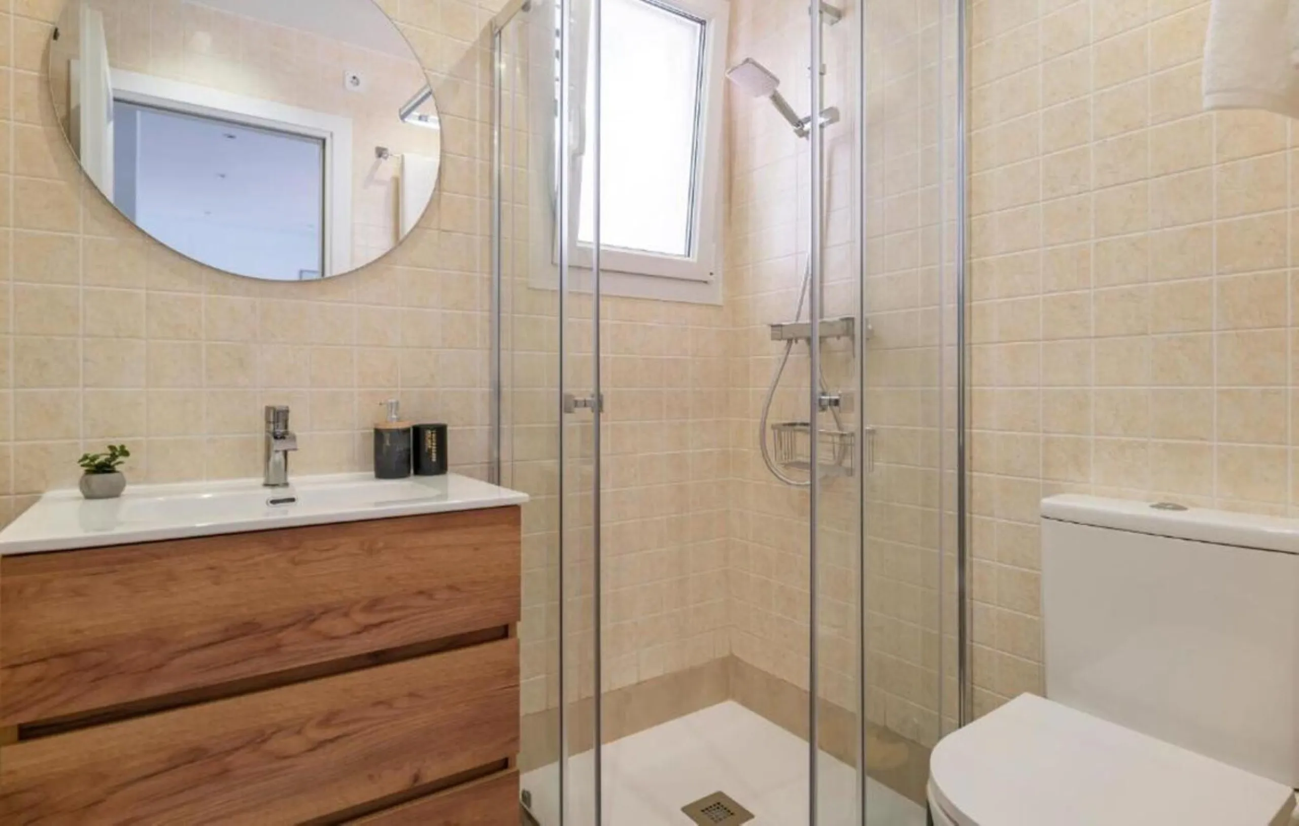 Situated in the well-regarded Vistalmar Duquesa Norte community in Manilva, this totally refurbished apartment combines modern comfort with impressive panoramic sea views. Located within walking distance of the beach, the property offers an ideal setting 