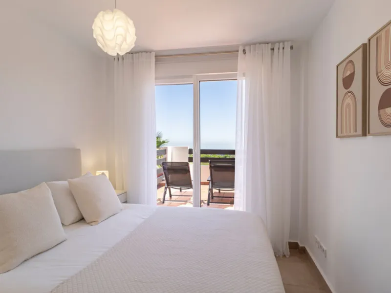 Situated in the well-regarded Vistalmar Duquesa Norte community in Manilva, this totally refurbished apartment combines modern comfort with impressive panoramic sea views. Located within walking distance of the beach, the property offers an ideal setting 