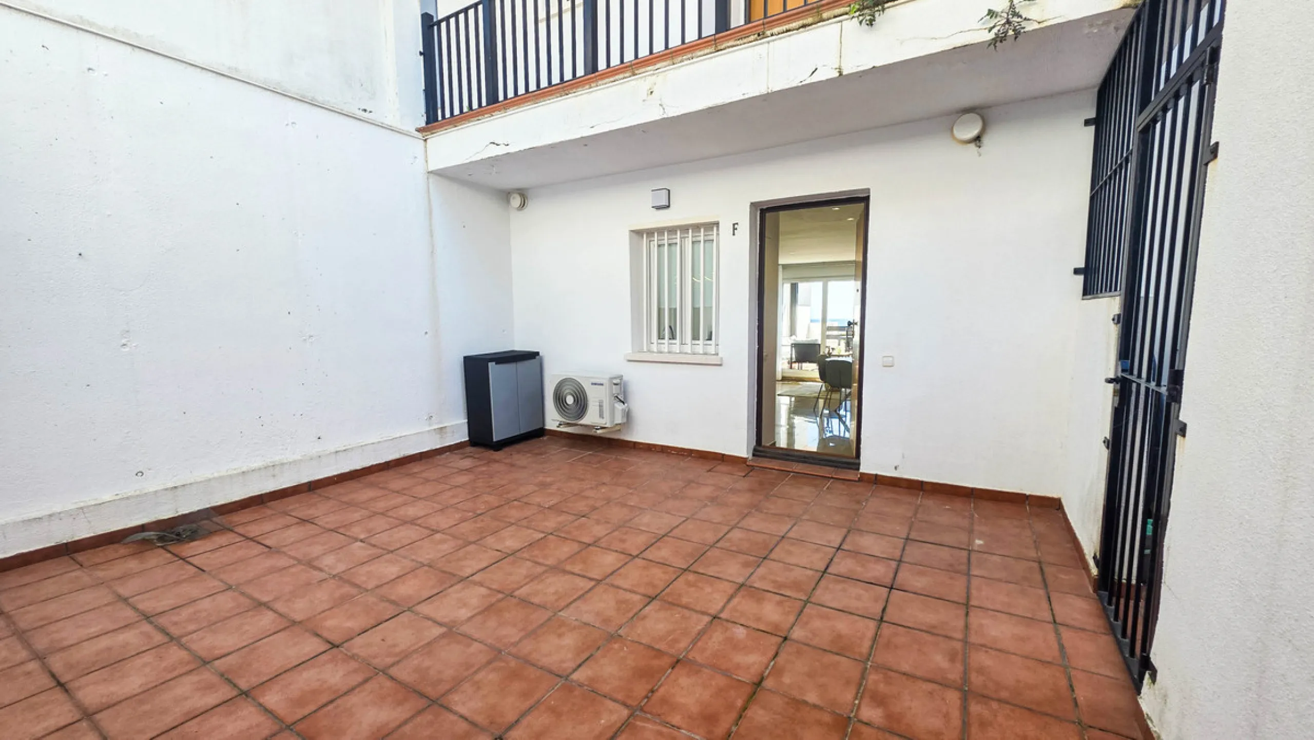 Situated in the well-regarded Vistalmar Duquesa Norte community in Manilva, this totally refurbished apartment combines modern comfort with impressive panoramic sea views. Located within walking distance of the beach, the property offers an ideal setting 