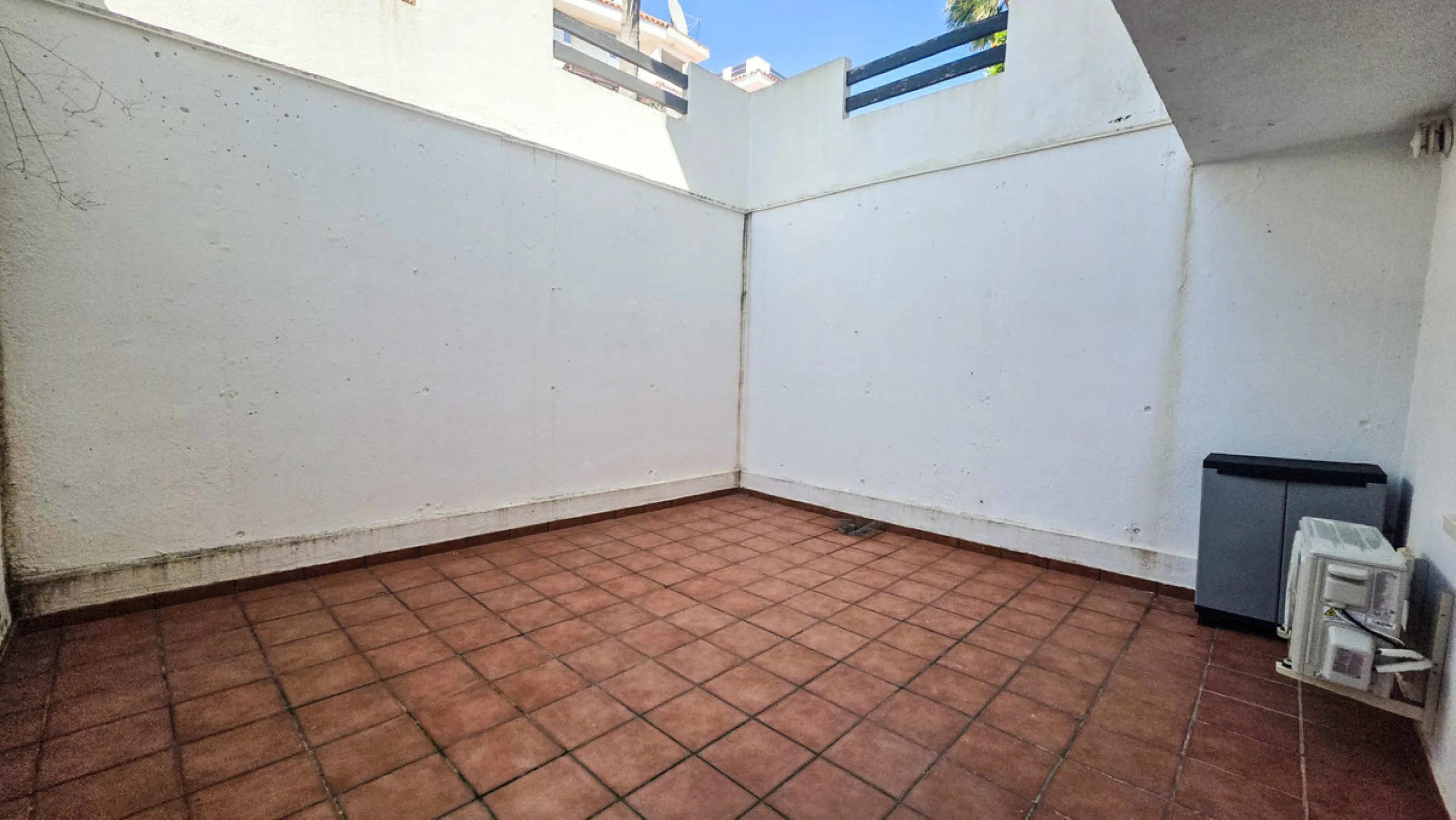 Situated in the well-regarded Vistalmar Duquesa Norte community in Manilva, this totally refurbished apartment combines modern comfort with impressive panoramic sea views. Located within walking distance of the beach, the property offers an ideal setting 