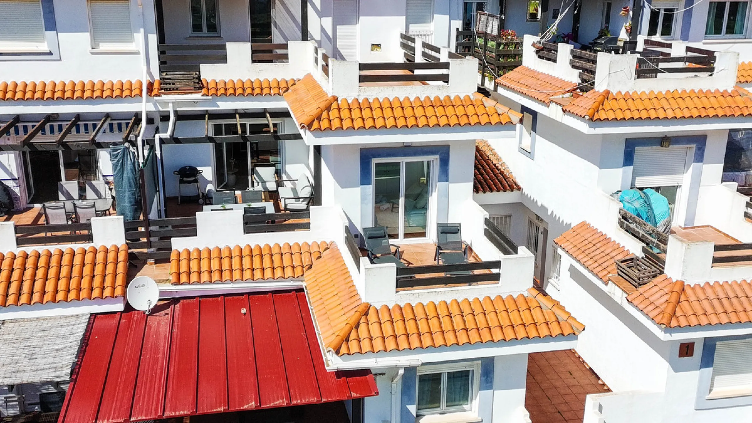 Situated in the well-regarded Vistalmar Duquesa Norte community in Manilva, this totally refurbished apartment combines modern comfort with impressive panoramic sea views. Located within walking distance of the beach, the property offers an ideal setting 