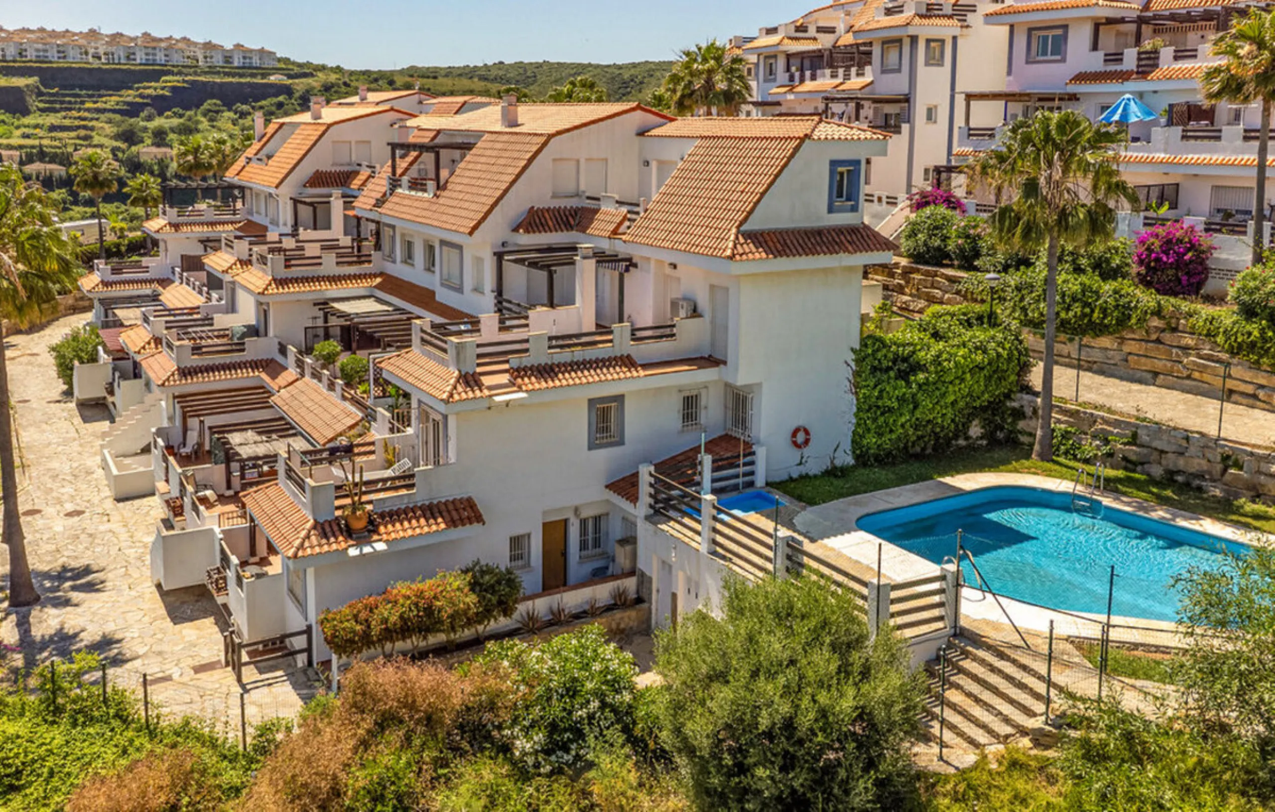 Situated in the well-regarded Vistalmar Duquesa Norte community in Manilva, this totally refurbished apartment combines modern comfort with impressive panoramic sea views. Located within walking distance of the beach, the property offers an ideal setting 