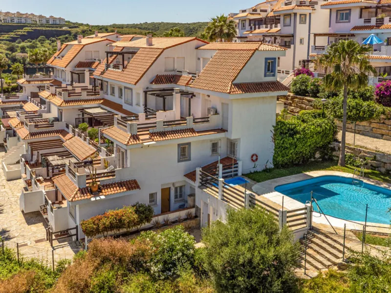 Situated in the well-regarded Vistalmar Duquesa Norte community in Manilva, this totally refurbished apartment combines modern comfort with impressive panoramic sea views. Located within walking distance of the beach, the property offers an ideal setting 