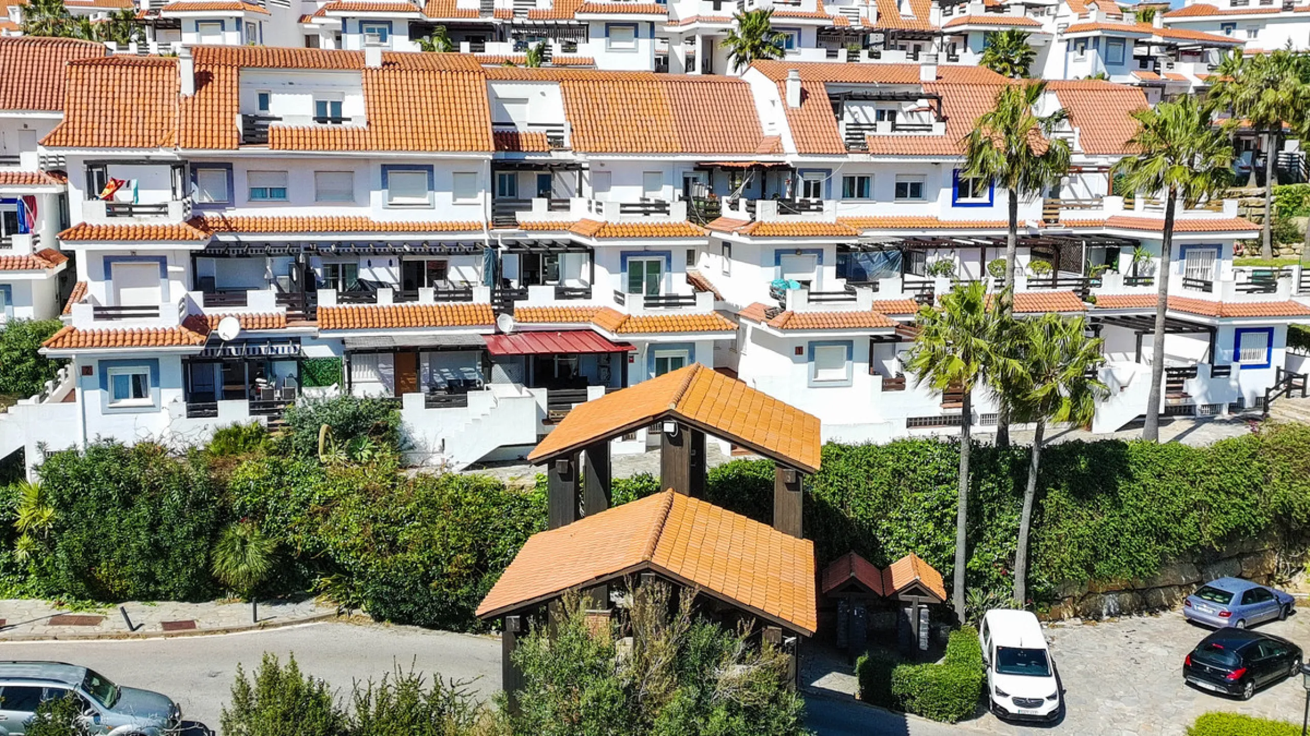 Situated in the well-regarded Vistalmar Duquesa Norte community in Manilva, this totally refurbished apartment combines modern comfort with impressive panoramic sea views. Located within walking distance of the beach, the property offers an ideal setting 
