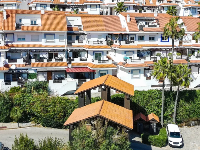 Situated in the well-regarded Vistalmar Duquesa Norte community in Manilva, this totally refurbished apartment combines modern comfort with impressive panoramic sea views. Located within walking distance of the beach, the property offers an ideal setting 