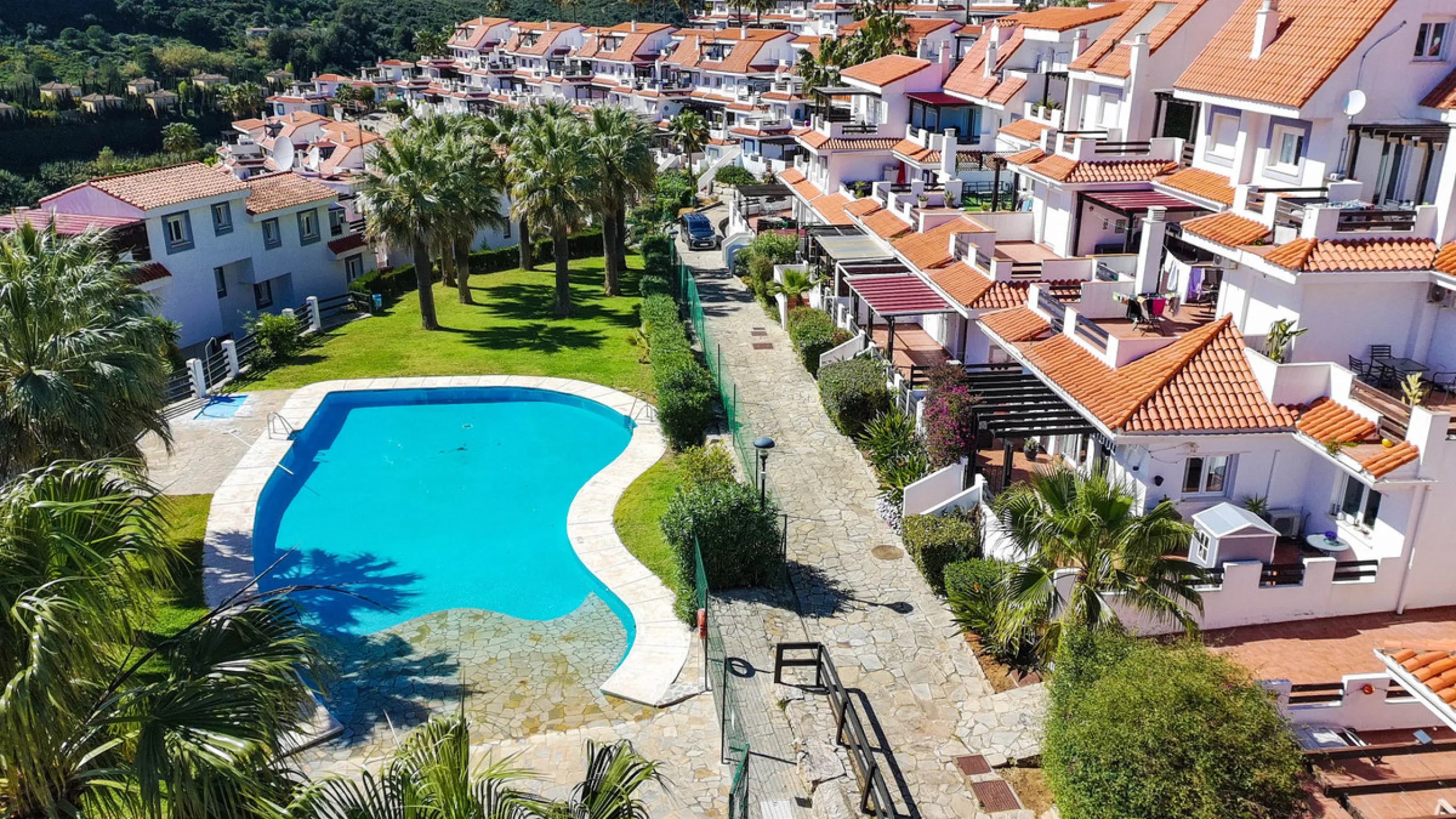 Situated in the well-regarded Vistalmar Duquesa Norte community in Manilva, this totally refurbished apartment combines modern comfort with impressive panoramic sea views. Located within walking distance of the beach, the property offers an ideal setting 