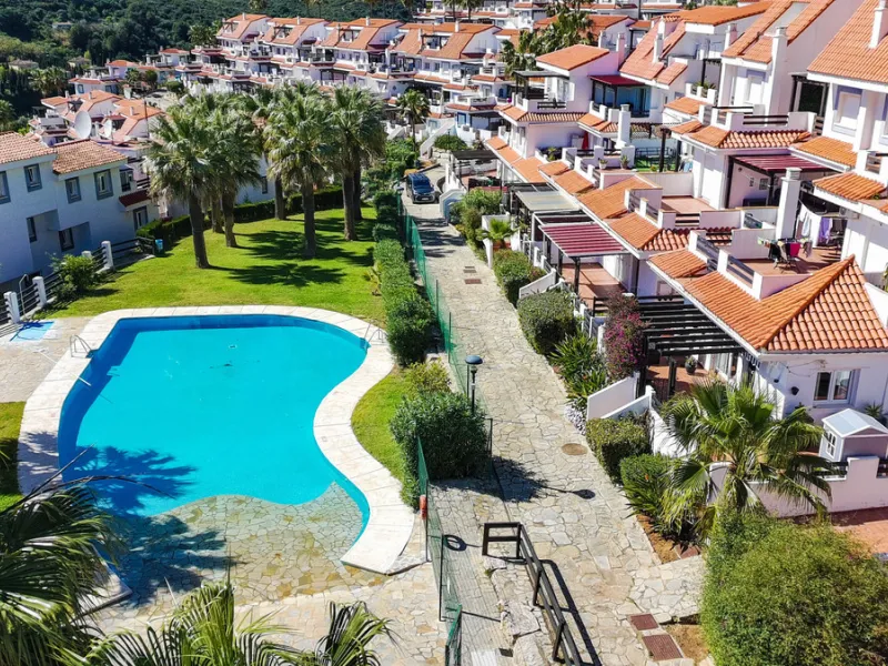 Situated in the well-regarded Vistalmar Duquesa Norte community in Manilva, this totally refurbished apartment combines modern comfort with impressive panoramic sea views. Located within walking distance of the beach, the property offers an ideal setting 