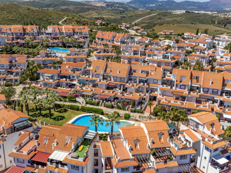 Situated in the well-regarded Vistalmar Duquesa Norte community in Manilva, this totally refurbished apartment combines modern comfort with impressive panoramic sea views. Located within walking distance of the beach, the property offers an ideal setting 
