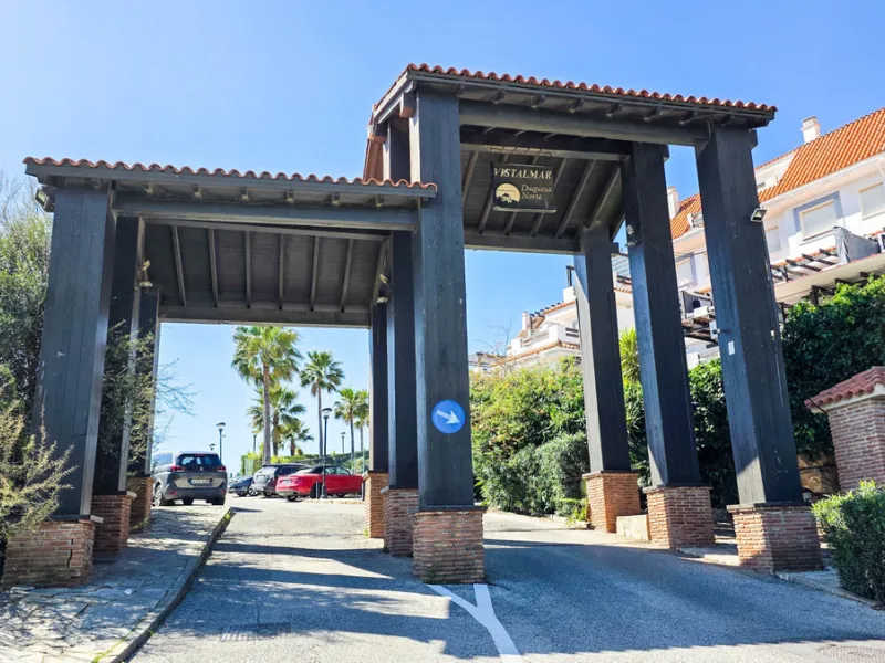 Situated in the well-regarded Vistalmar Duquesa Norte community in Manilva, this totally refurbished apartment combines modern comfort with impressive panoramic sea views. Located within walking distance of the beach, the property offers an ideal setting 