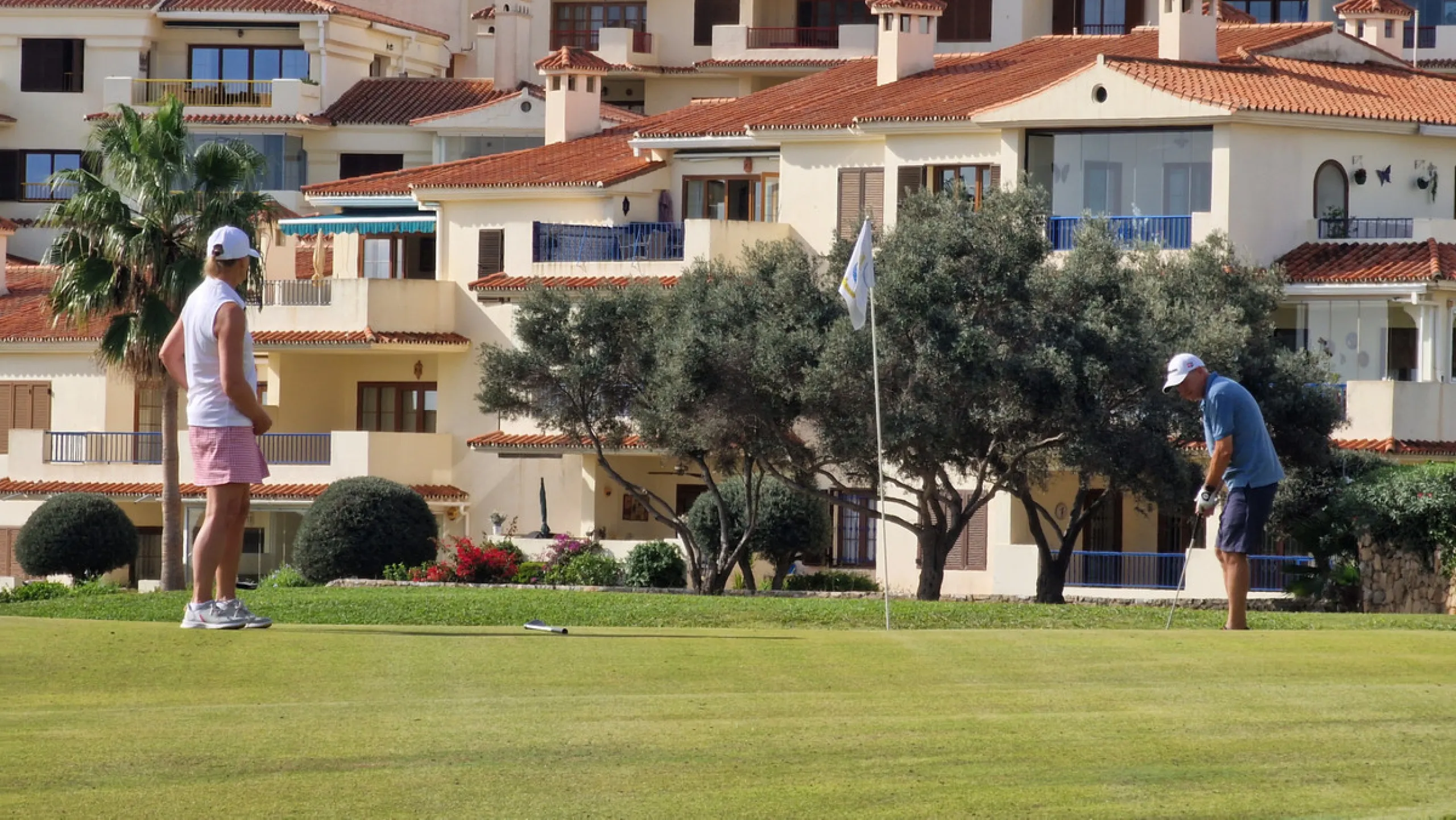 Situated in the well-regarded Vistalmar Duquesa Norte community in Manilva, this totally refurbished apartment combines modern comfort with impressive panoramic sea views. Located within walking distance of the beach, the property offers an ideal setting 