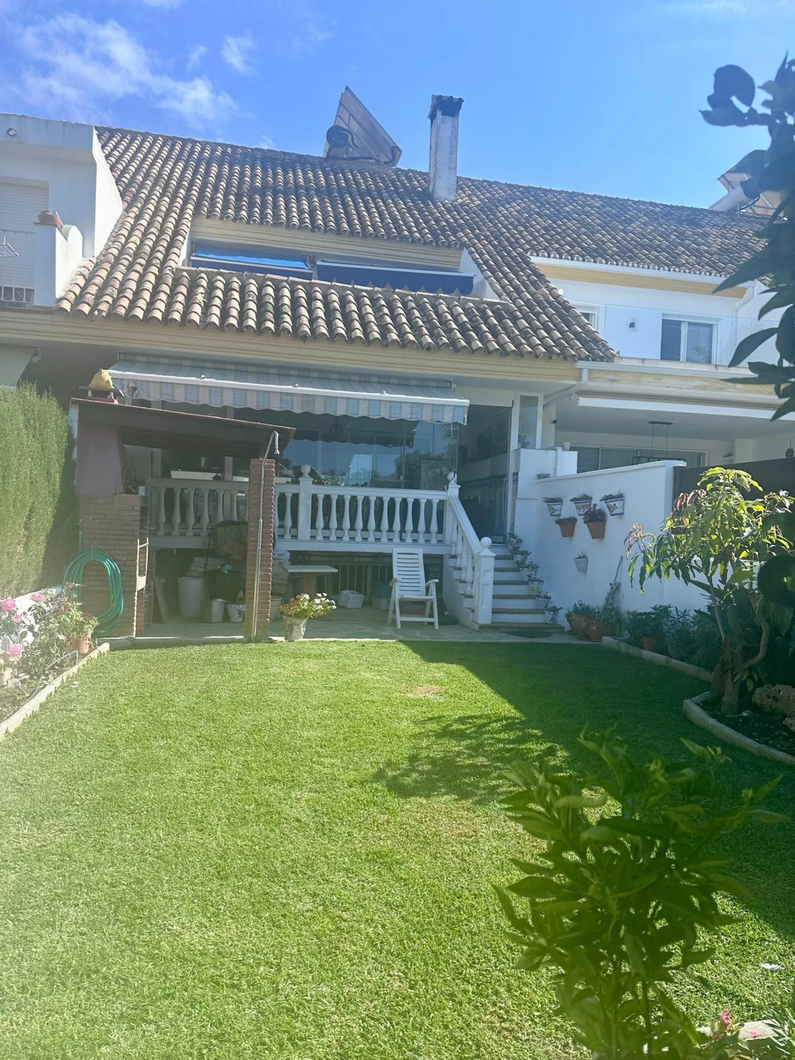 INCREDIBLE VILLA-SIZED TOWNHOUSE WITH PRIVATE GARDEN!