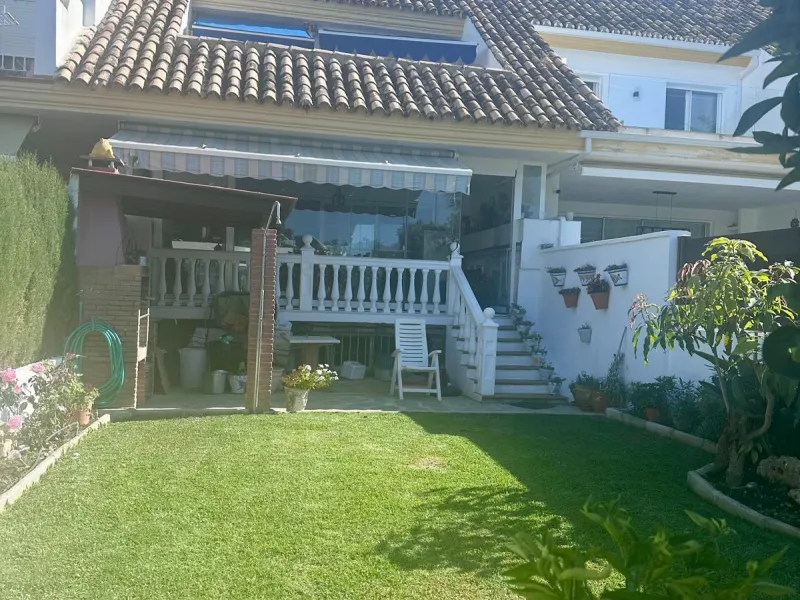INCREDIBLE VILLA-SIZED TOWNHOUSE WITH PRIVATE GARDEN!